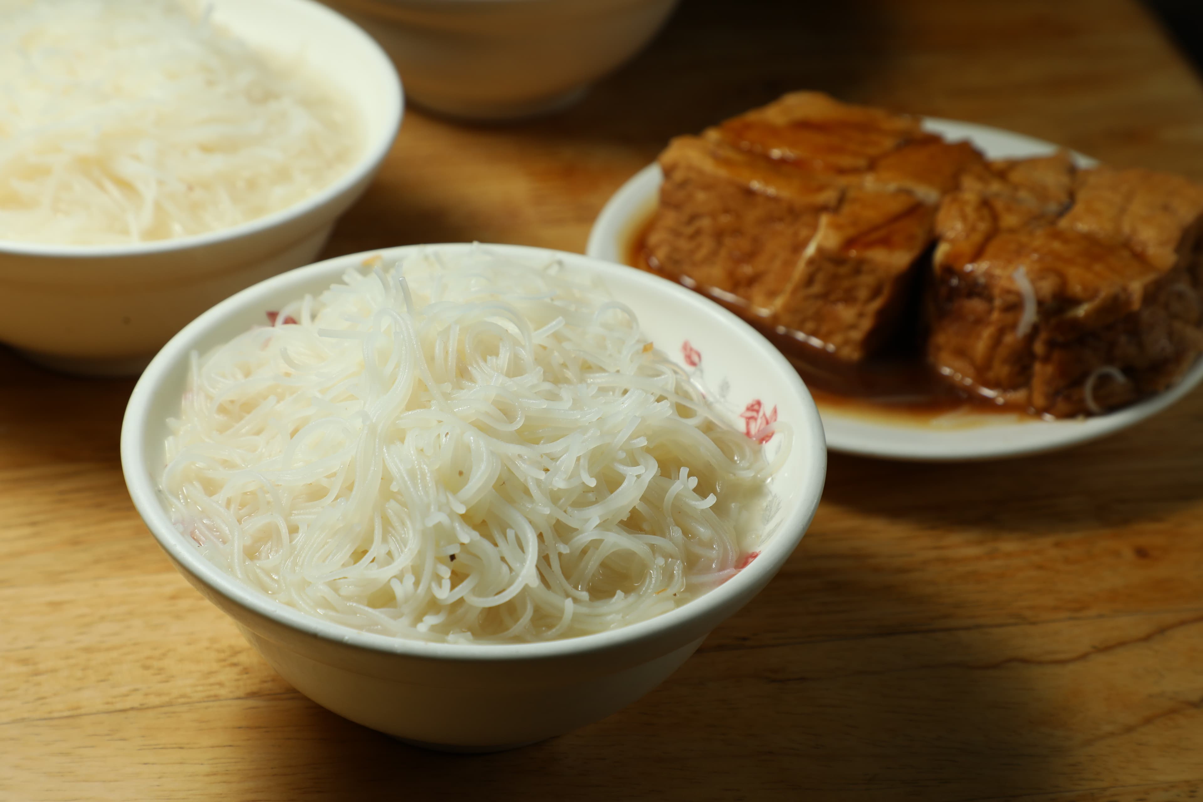 「米粉湯」配「油豆腐」是一絕,豆腐與米粉都吸飽了高湯鮮美滋味。(皆30元/份)