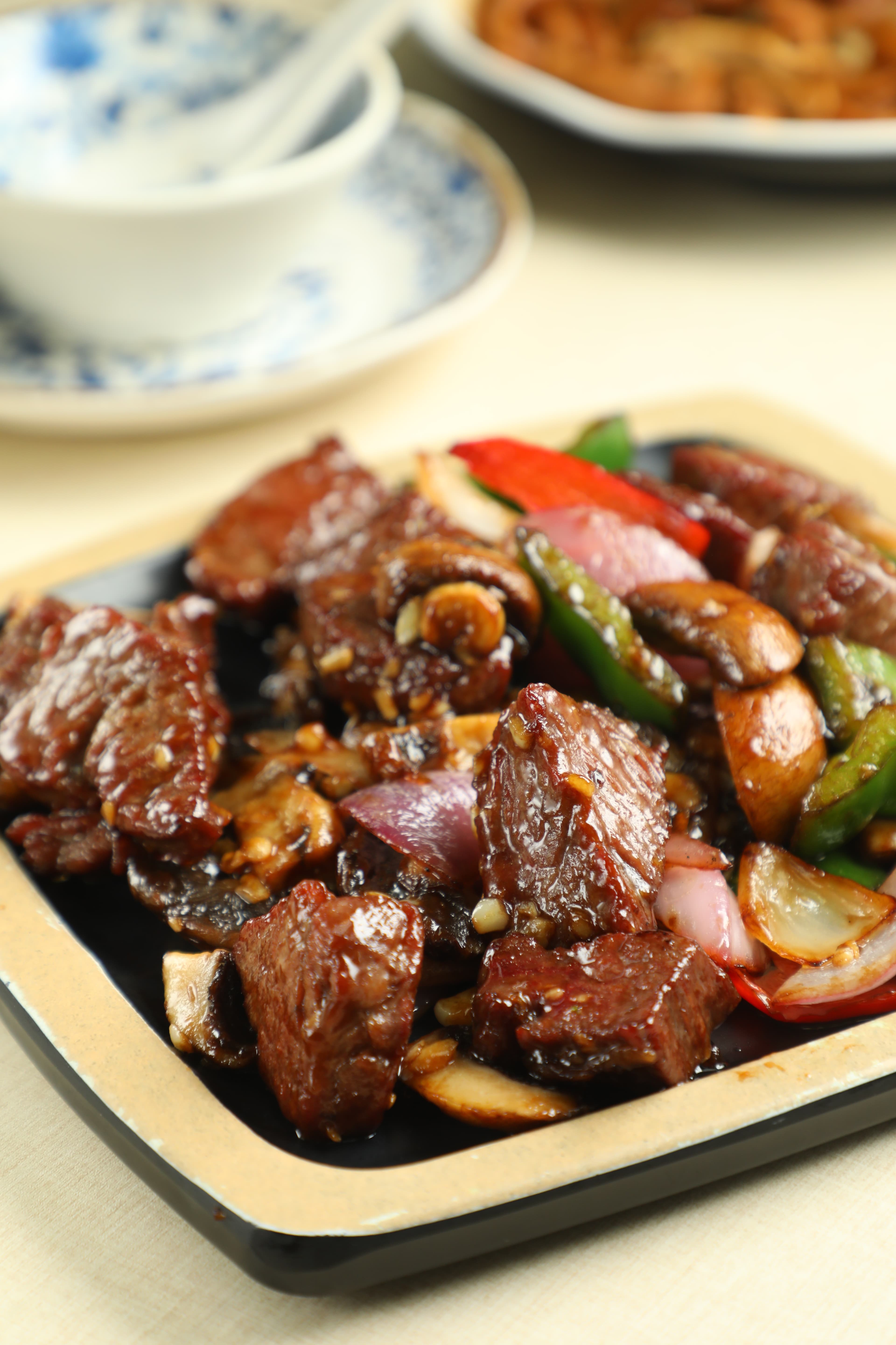 「蒜香蘑菇牛柳粒」兼具蒜香、黑胡椒香與蘑菇香,超級下飯。(港幣179元/份,約NT$675)