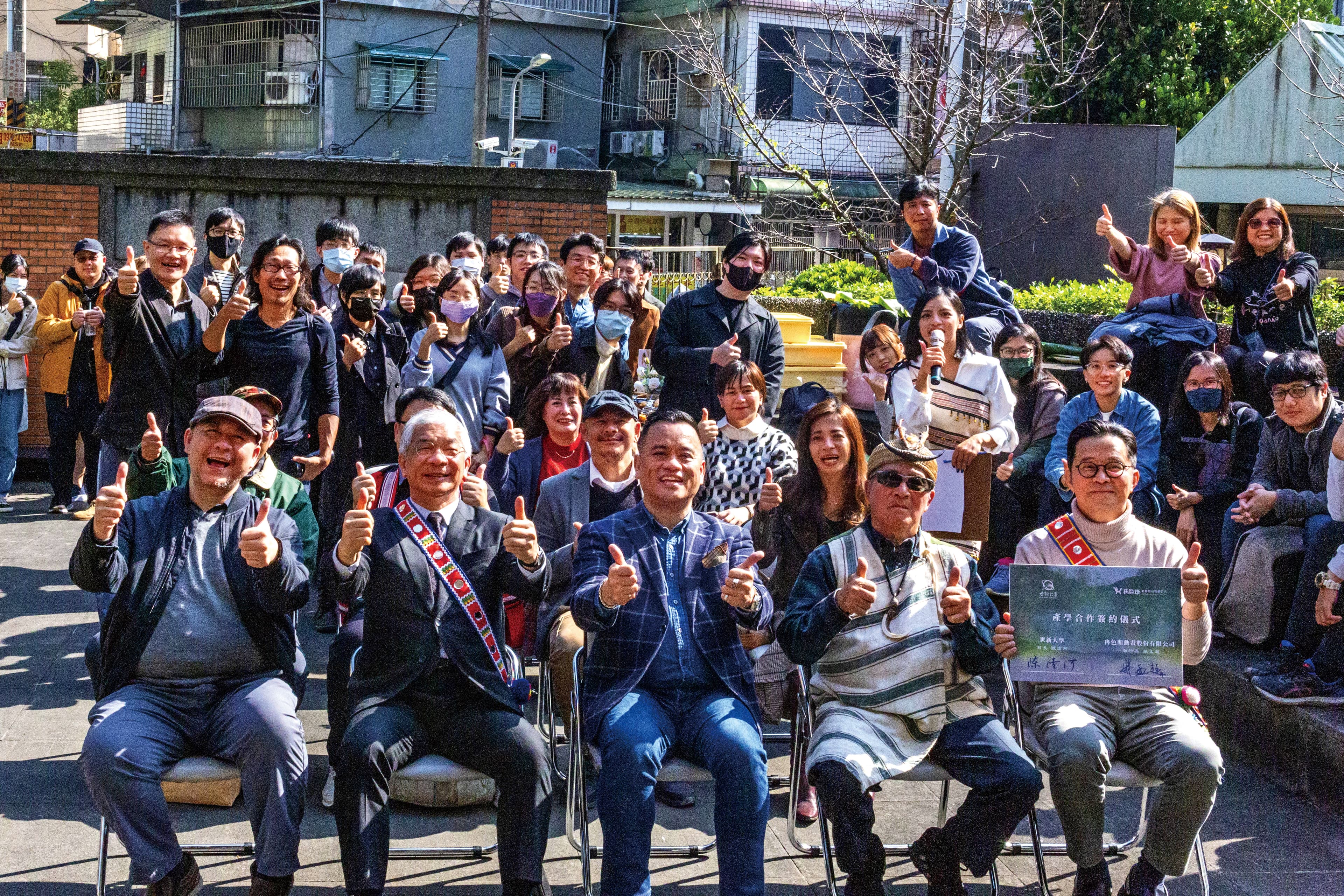 冉色斯動畫宣布與世新大學原住民專班產學合作,姚孟超(前排左起)、世新大學校長陳清河、瑪拉歐斯出席簽署儀式。(冉色斯動畫提供)