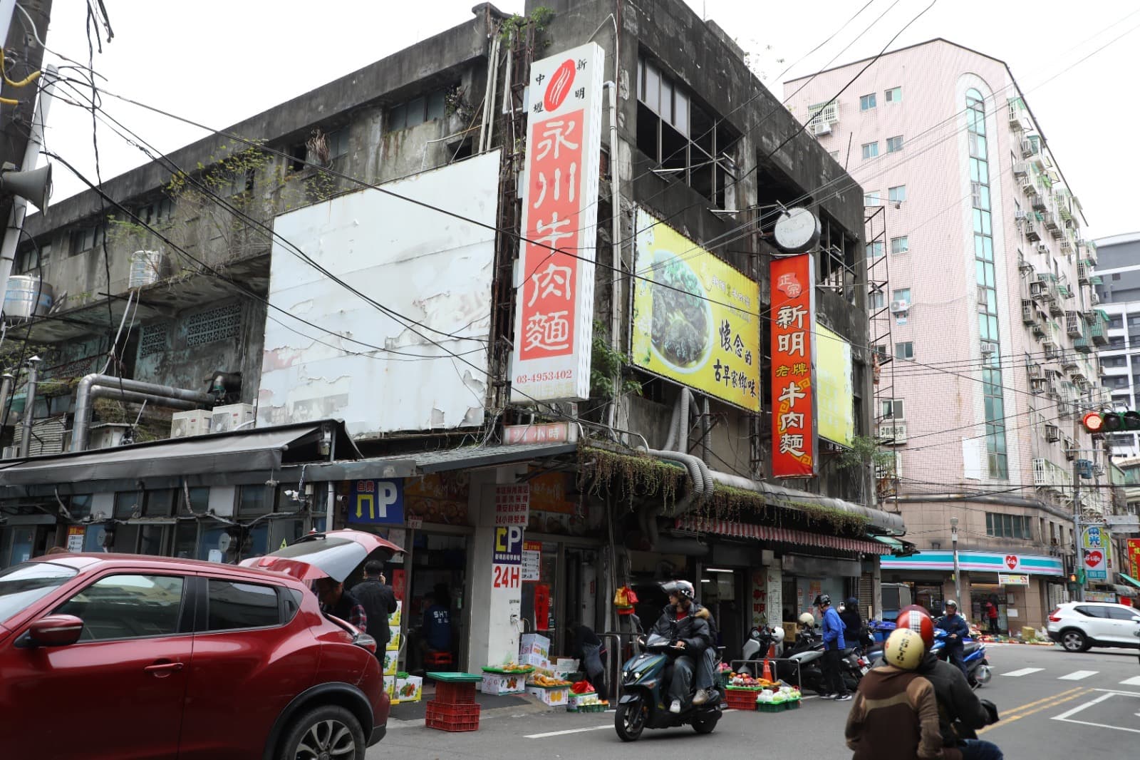 「新明牛肉麵」是裴社長服役於中壢時常吃的牛肉麵店。(鏡週刊提供)