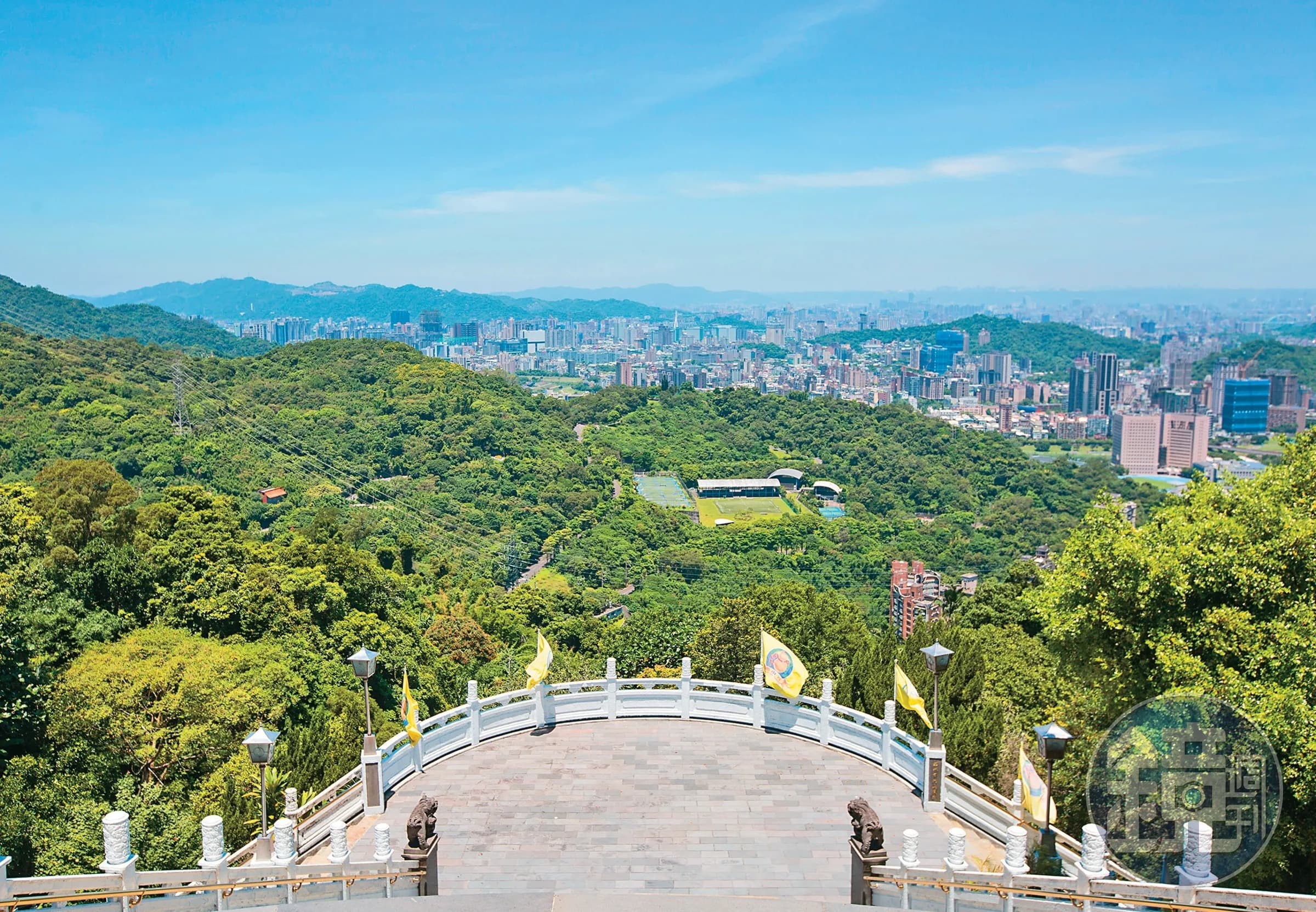指南宮的純陽寶殿前視野極佳,可眺覽台北風景。