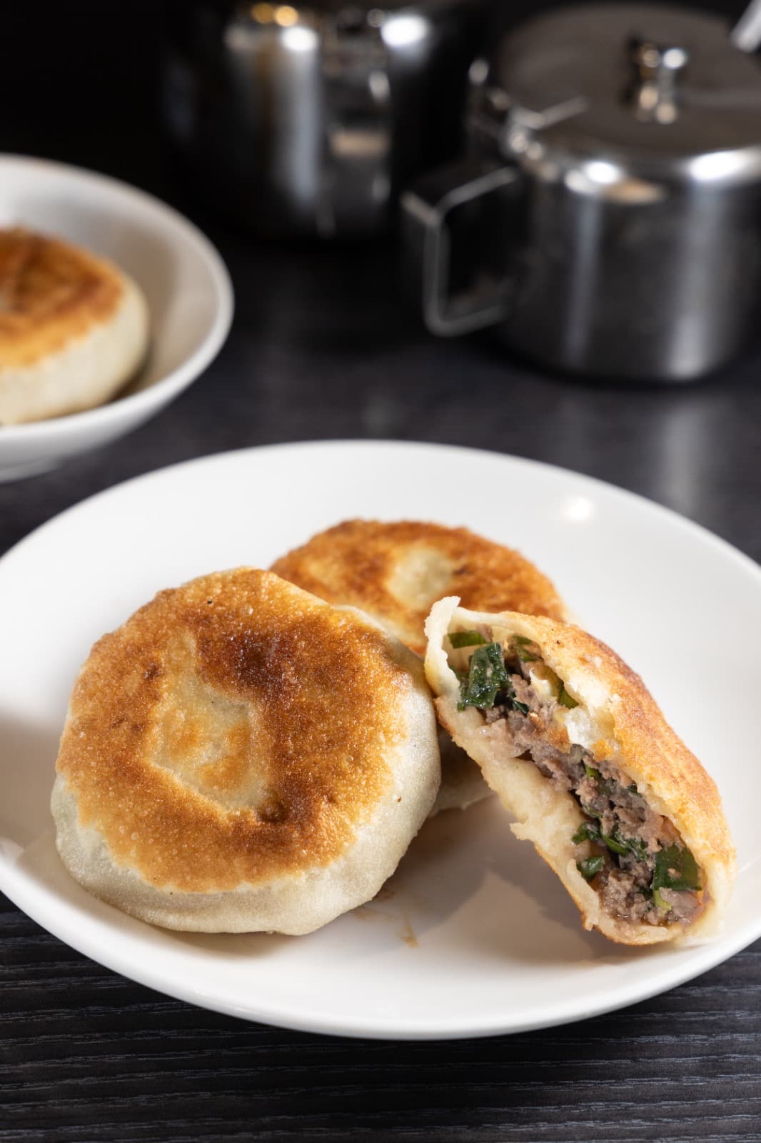 北平半畝園」的招牌牛肉餡餅搭配店家熬煮三小時的綠豆稀飯,就是最經典的北方美味。(王均峰攝)