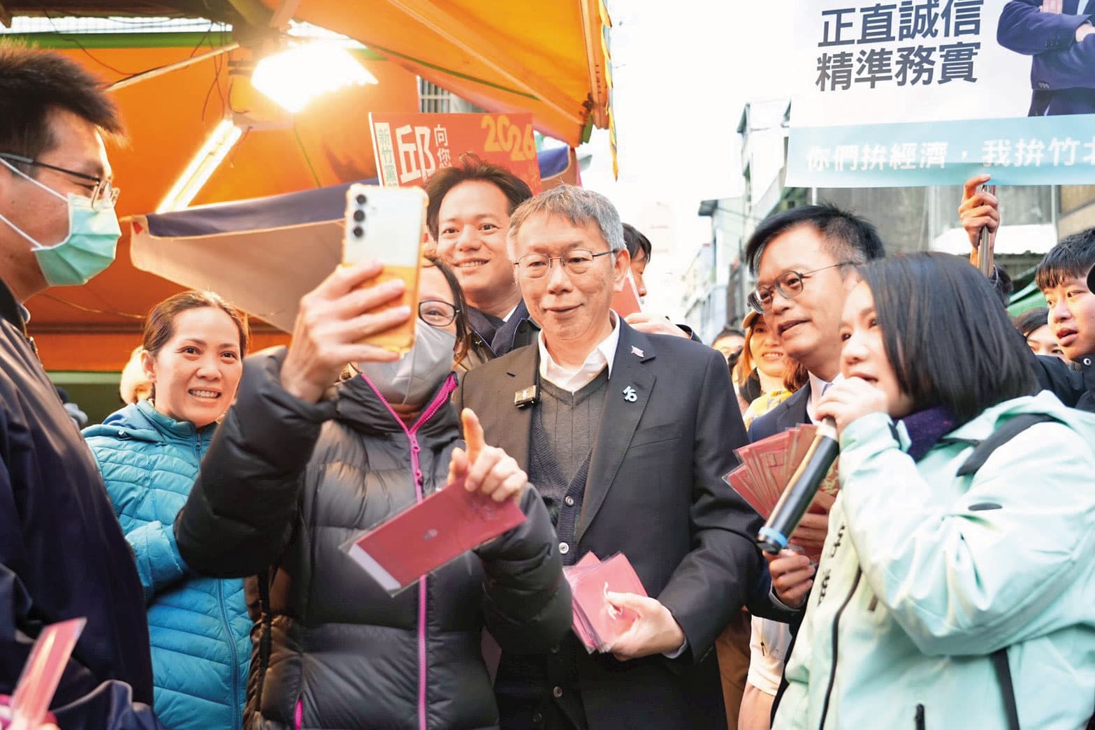 柯文哲(中)仍是白營「唯一太陽」,參選新北市長的現任主席黃國昌競選團隊都可見柯人馬進駐。(民眾黨提供)