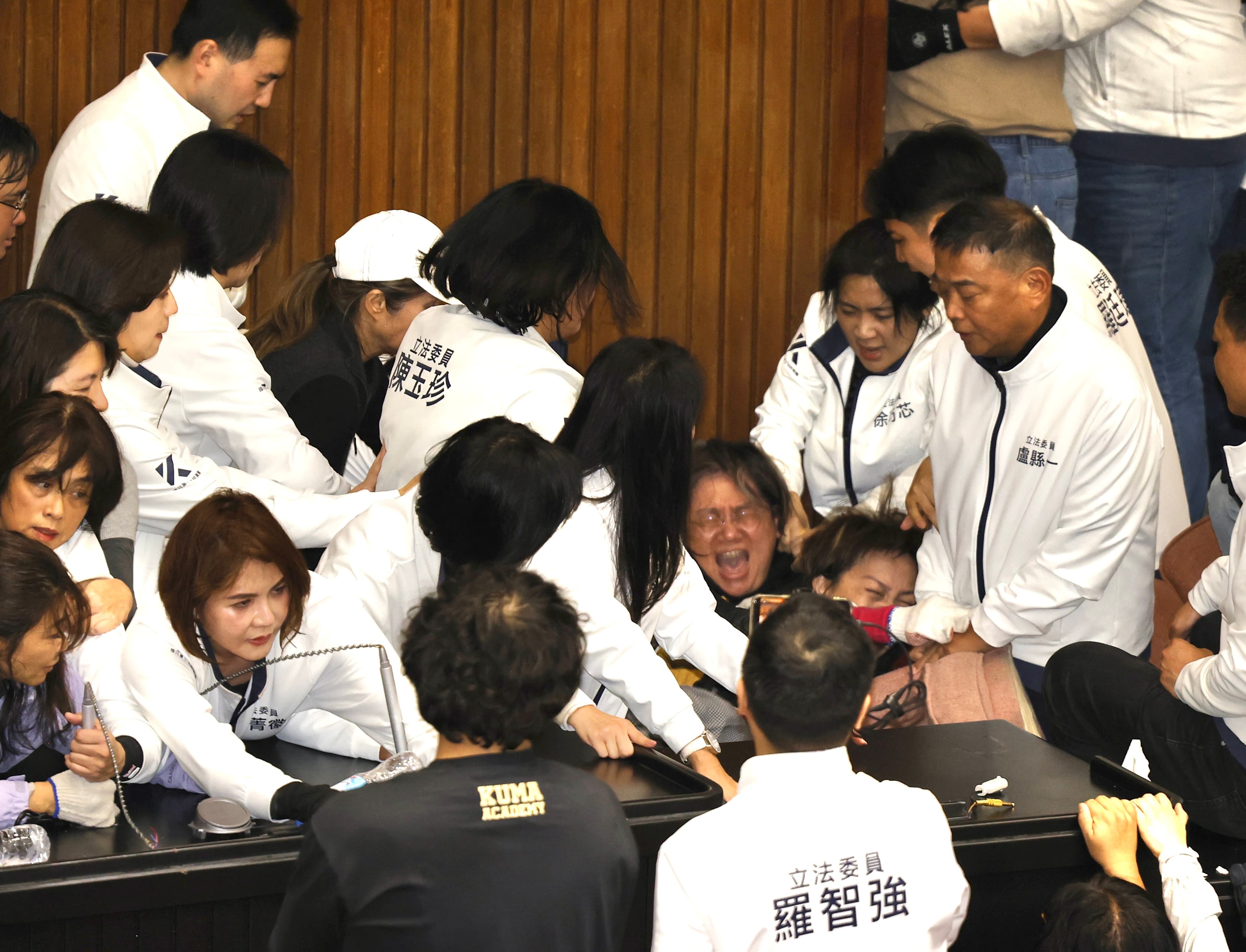 藍營立委挾人數優勢，將綠營立委拖出議場，搶回主席台。