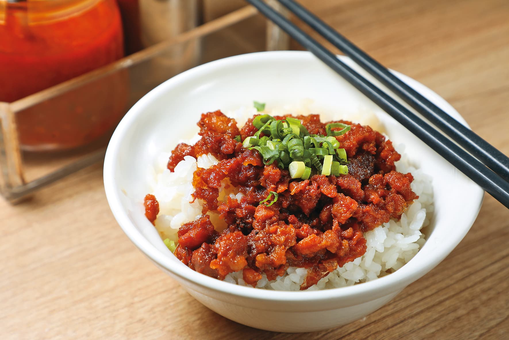 「肉燥飯」的肉臊味道深邃,有點類似維力炸醬麵肉燥包的香氣,加了蔥花,增加一味辛香。產生對沖的撞擊。(45元/份)