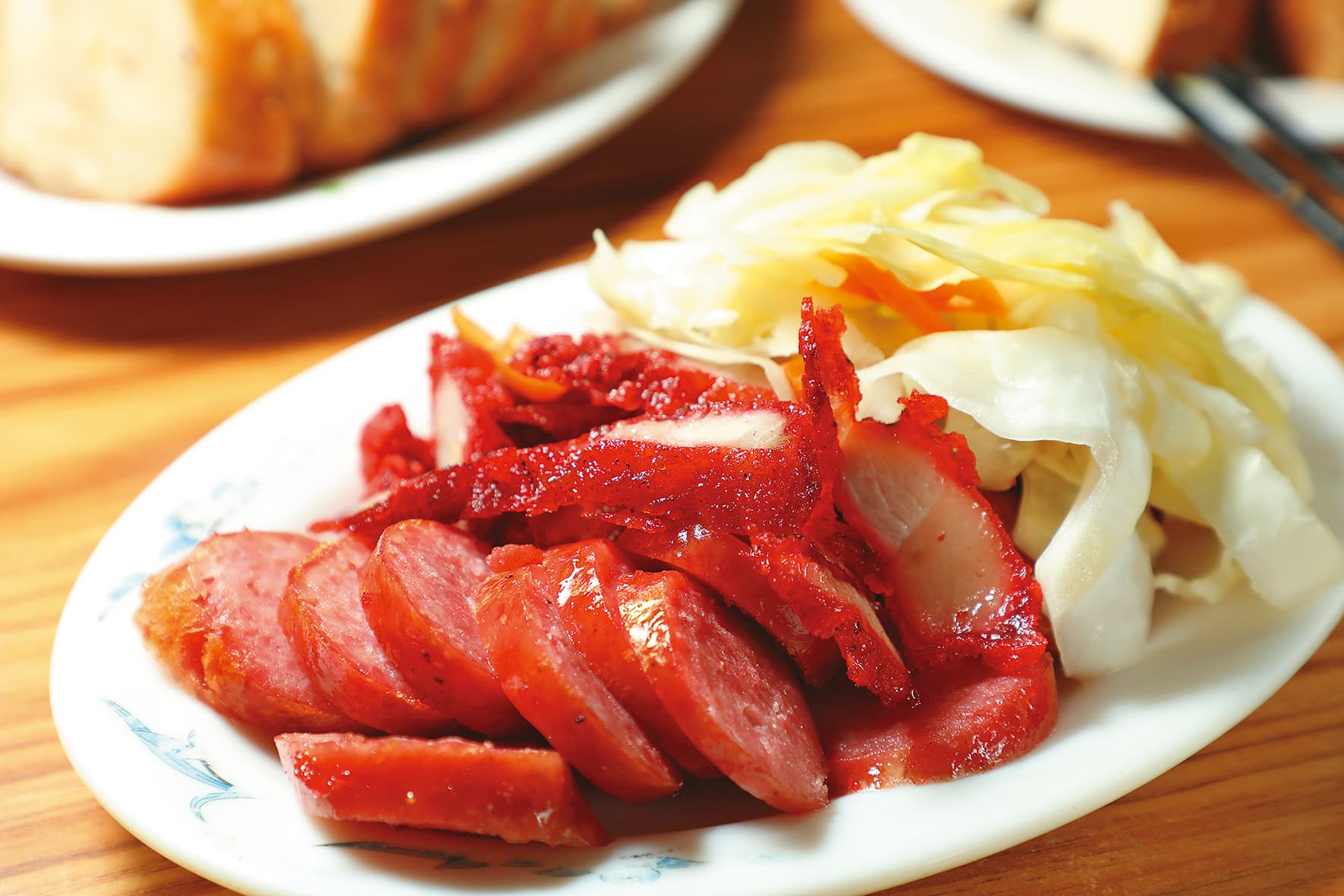 炸物可以自由排列組合,「紅燒肉+香腸」是肉食控的最愛,每種炸物會配不同泡菜。(90元/小份)