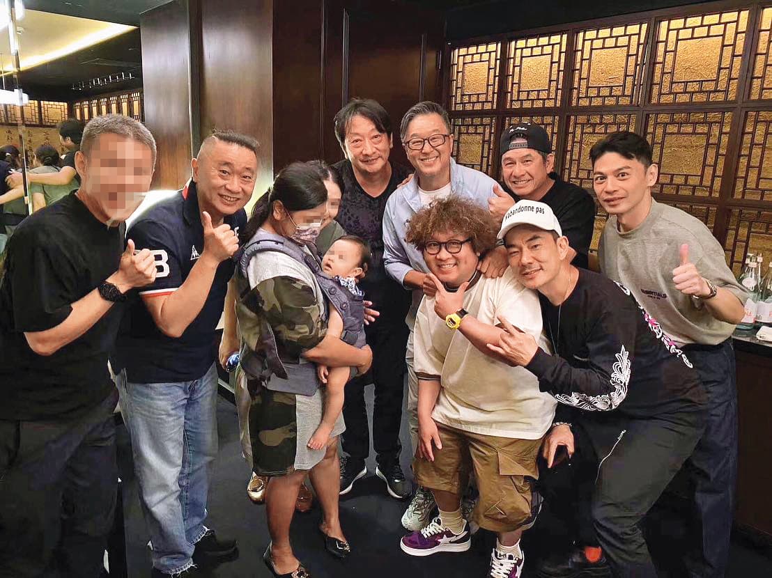 	九孔（左四）對家人相當保護，去年返台期間參加昔日《全民大悶鍋》班底聚餐，妻子（左三）和女兒首次曝光。（翻攝自王偉忠臉書）