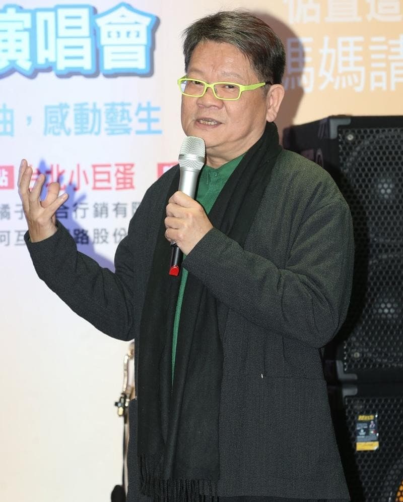 被稱是「多人運動」始祖的鄭進一與現任女友有了女兒。(攝影組)