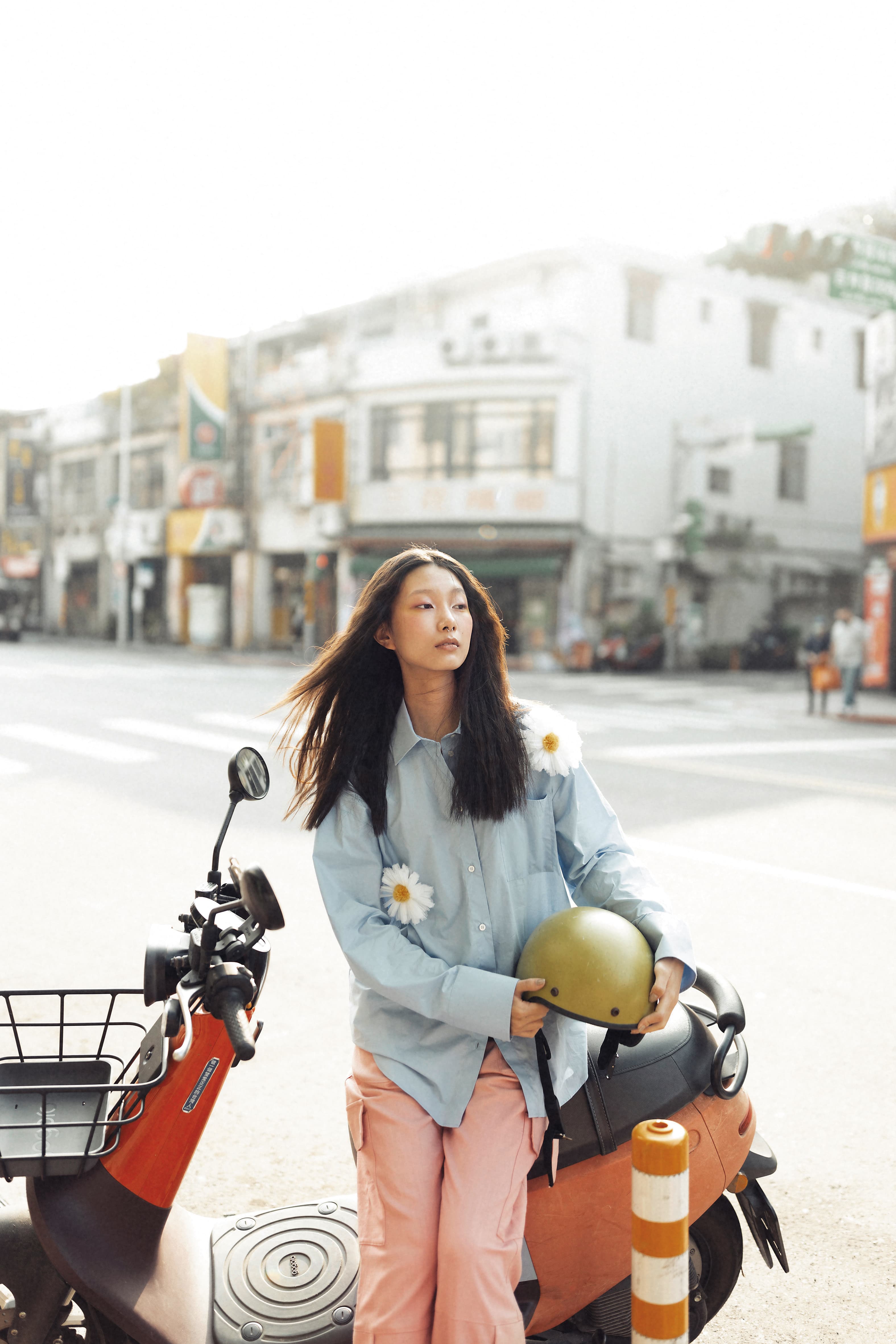 天空藍立體花朵襯衫 NT$15,800 by MSGM;粉色工作褲 NT$21,300 by MSGM
