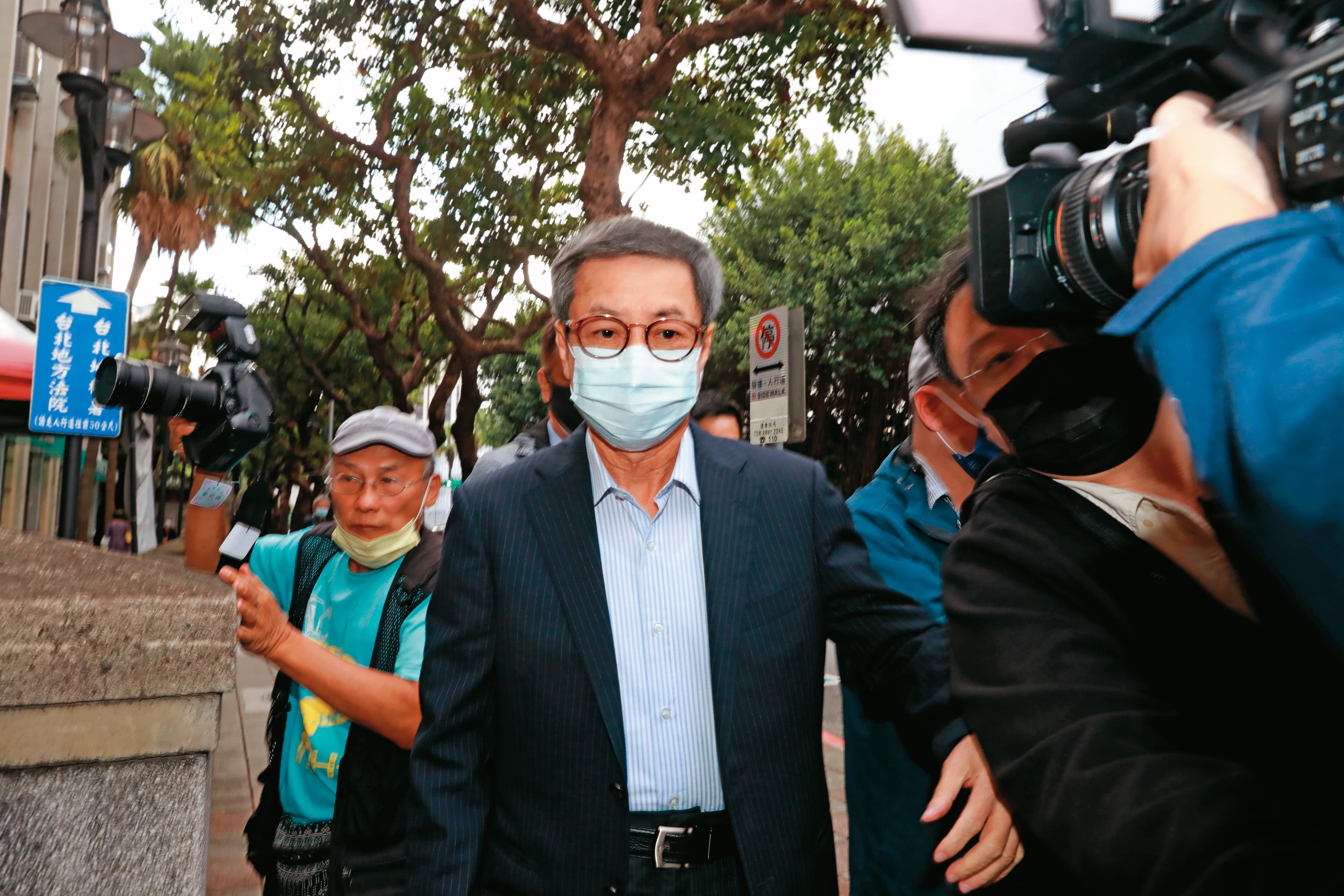 蔡漢凱因涉入知名富商翁茂鍾炒股案,遭法院判刑而逃亡對岸。