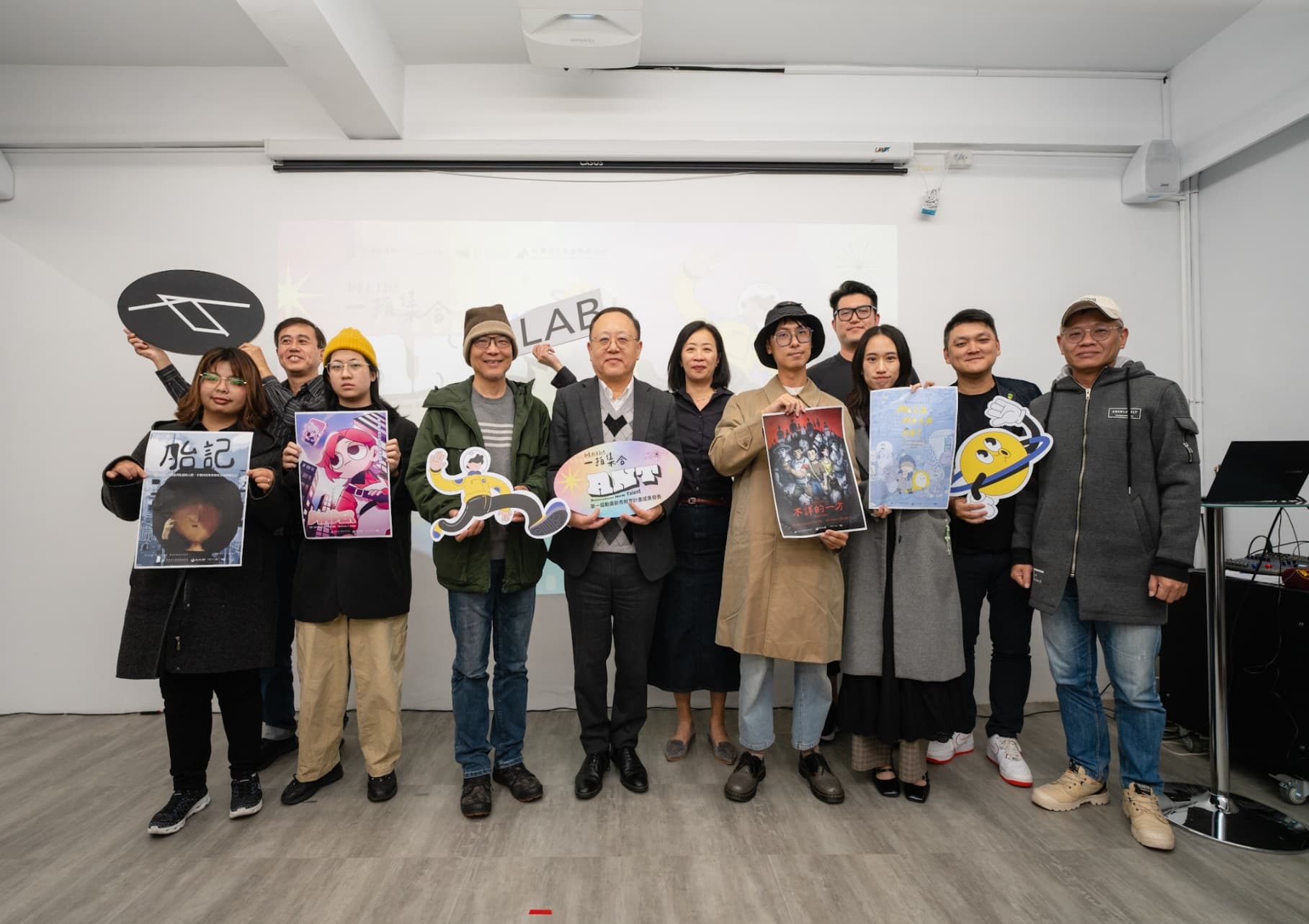 文化部部長史哲(左五)與進駐導師和各新秀團隊代表,於動畫新秀孵育計畫成果發表會上合影。(C-LAB提供)