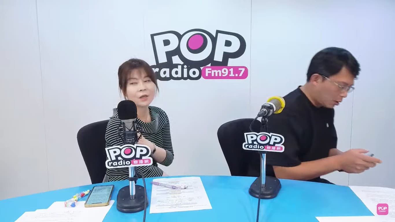 黃國昌當時得知消息後突然臉色凝重,先去離去開會。(翻攝POP Radio聯播網 官方頻道)