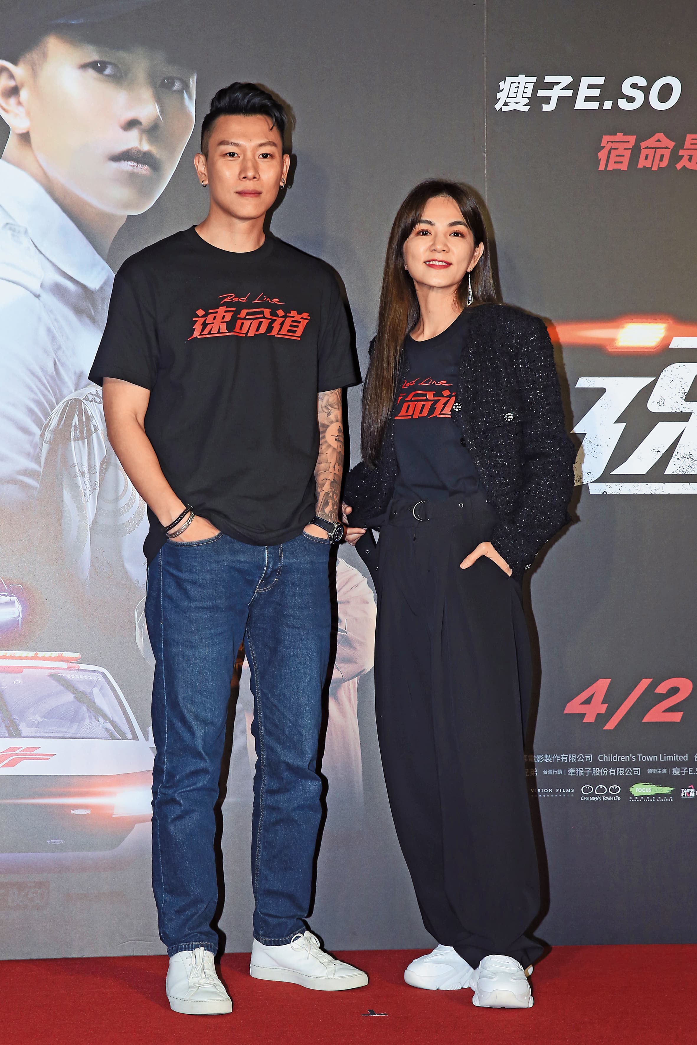 Ella(右)和瘦子(左)演出《速命道》賣力宣傳;她常講些尺度稍大的新聞話題,也曾因失言遭炎上。