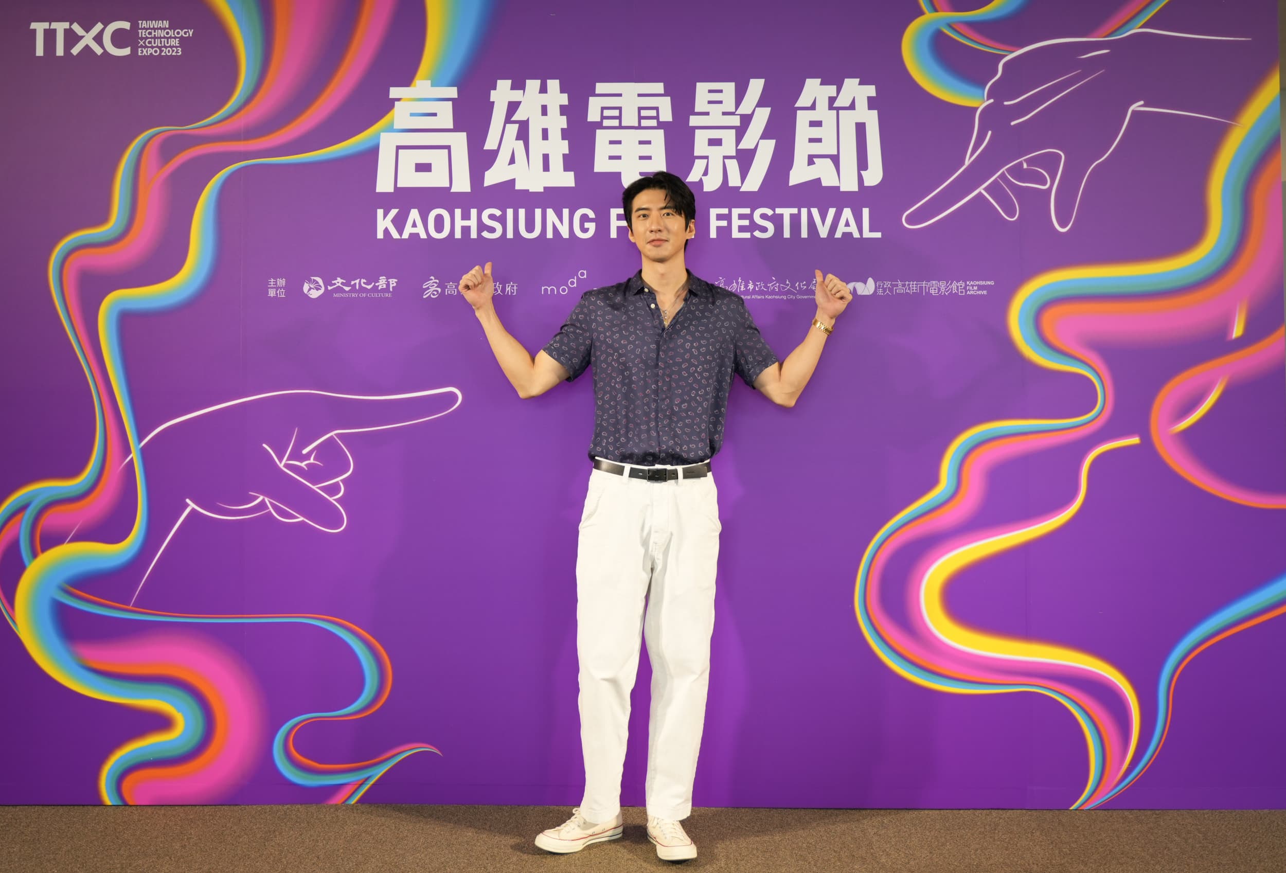 傅孟柏習慣藉由和愛犬玩來宣洩在外積累的壓力或負面情緒,但也因此容易被勾出體內獸性。(高雄電影節提供)
