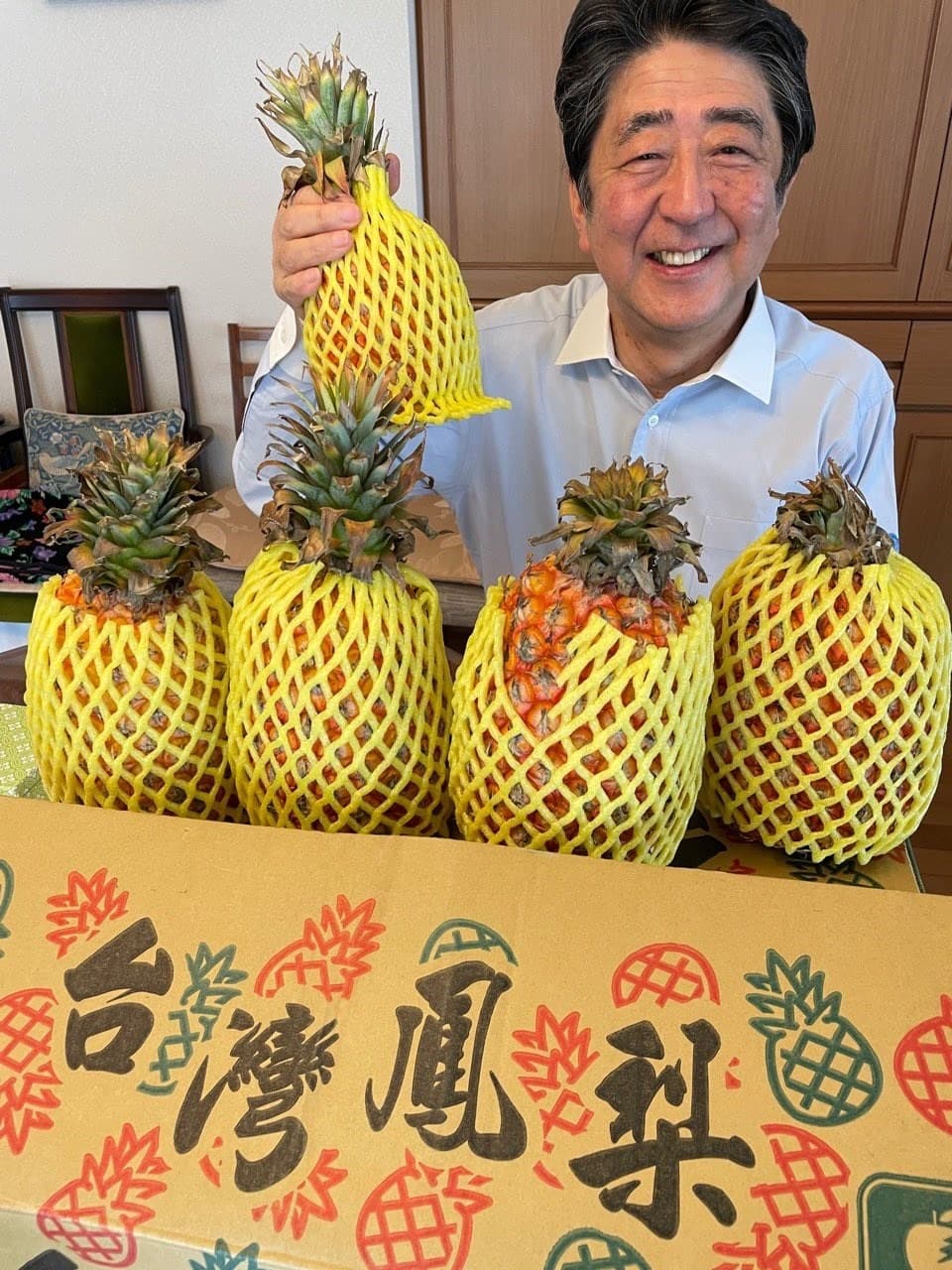 中國當時無預警暫停進口台灣鳳梨,時任日本首相安倍晉三也發文力挺台灣鳳梨。(翻攝自安倍晉三X)