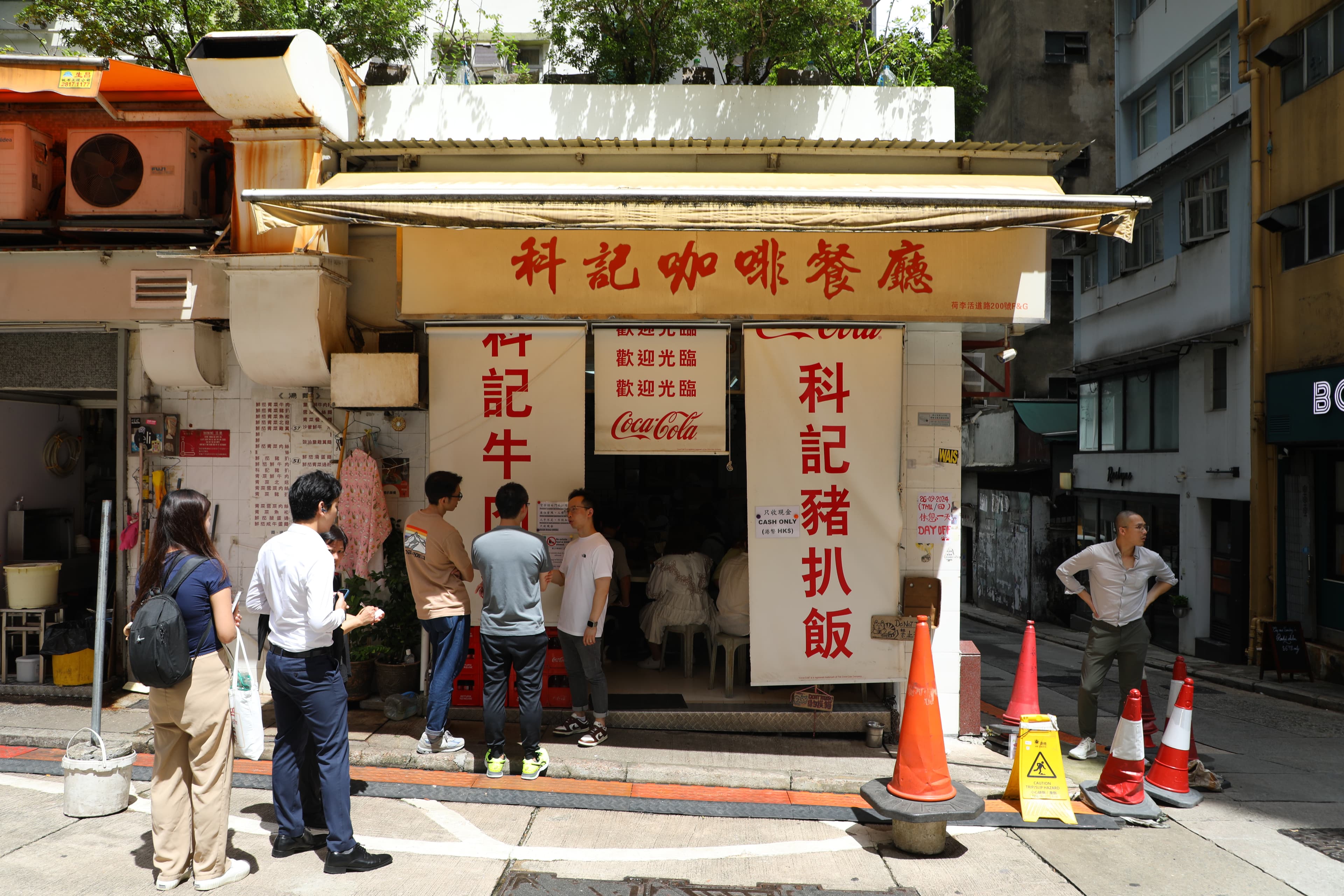 老字號茶餐廳「科記咖啡餐廳」已有40年歷史，就位在上環的廣福義祠對面。