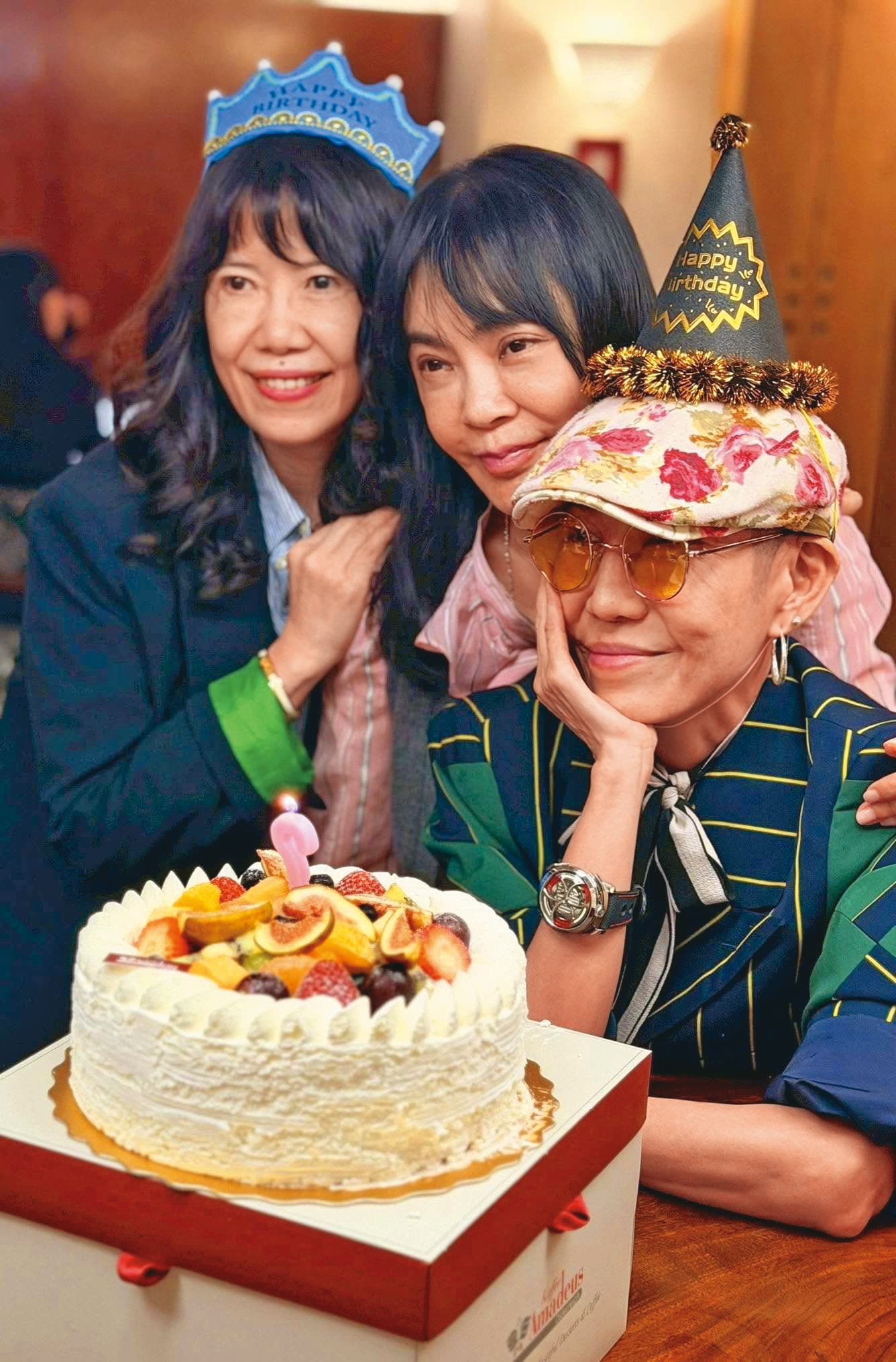 今年Vicky(右)生日,僅有好友柴智屏(中)為她慶生,不見黃大煒身影,傳兩人當時已不來往。左為張正芬。(翻攝自Vicky臉書)