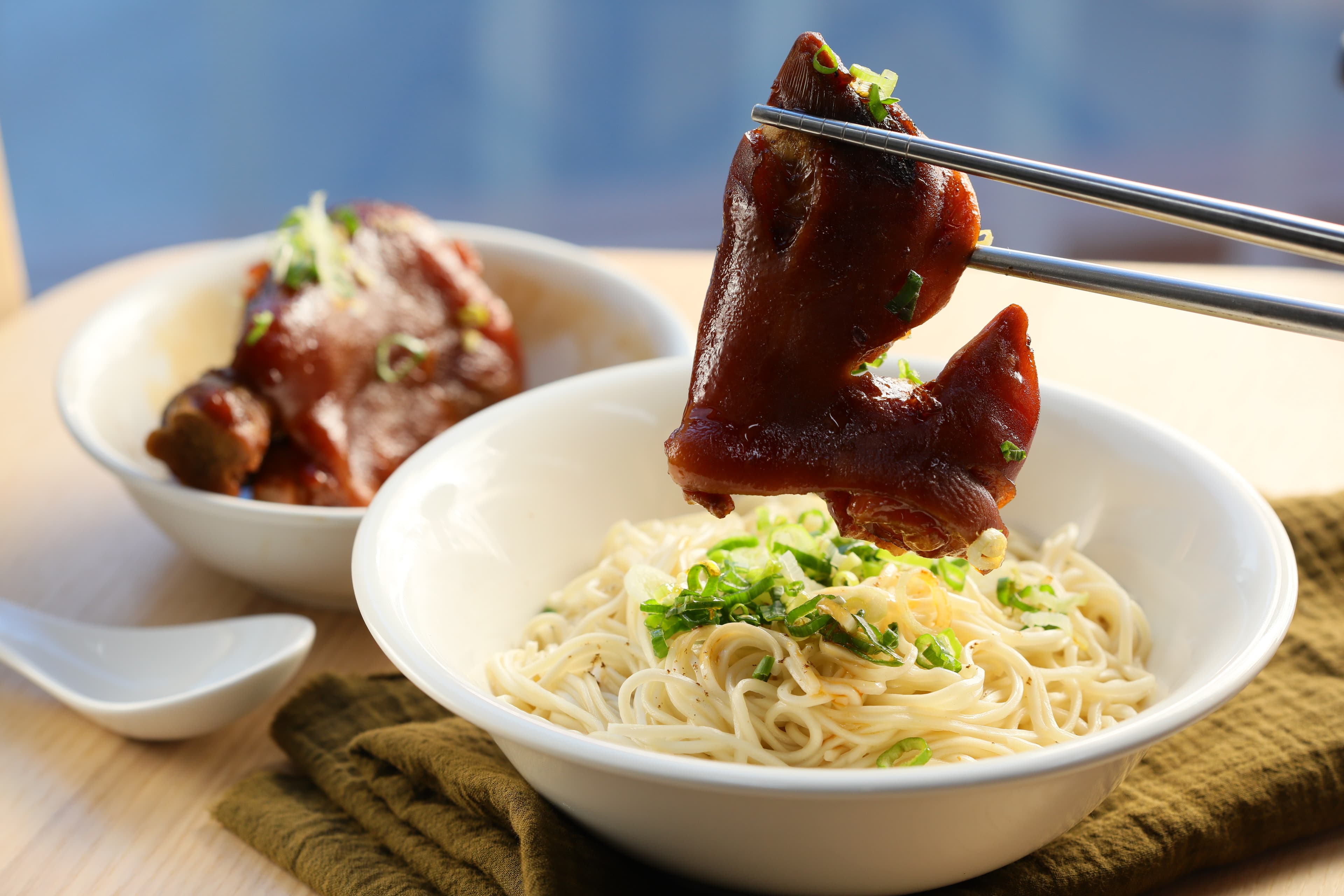 史料味極的「麻辣蹄花麵」豬腳超級軟嫩,冰糖蹄花曾獲台北傳統市場節天下第一攤-「滷味之王」金賞獎。(150元/份)