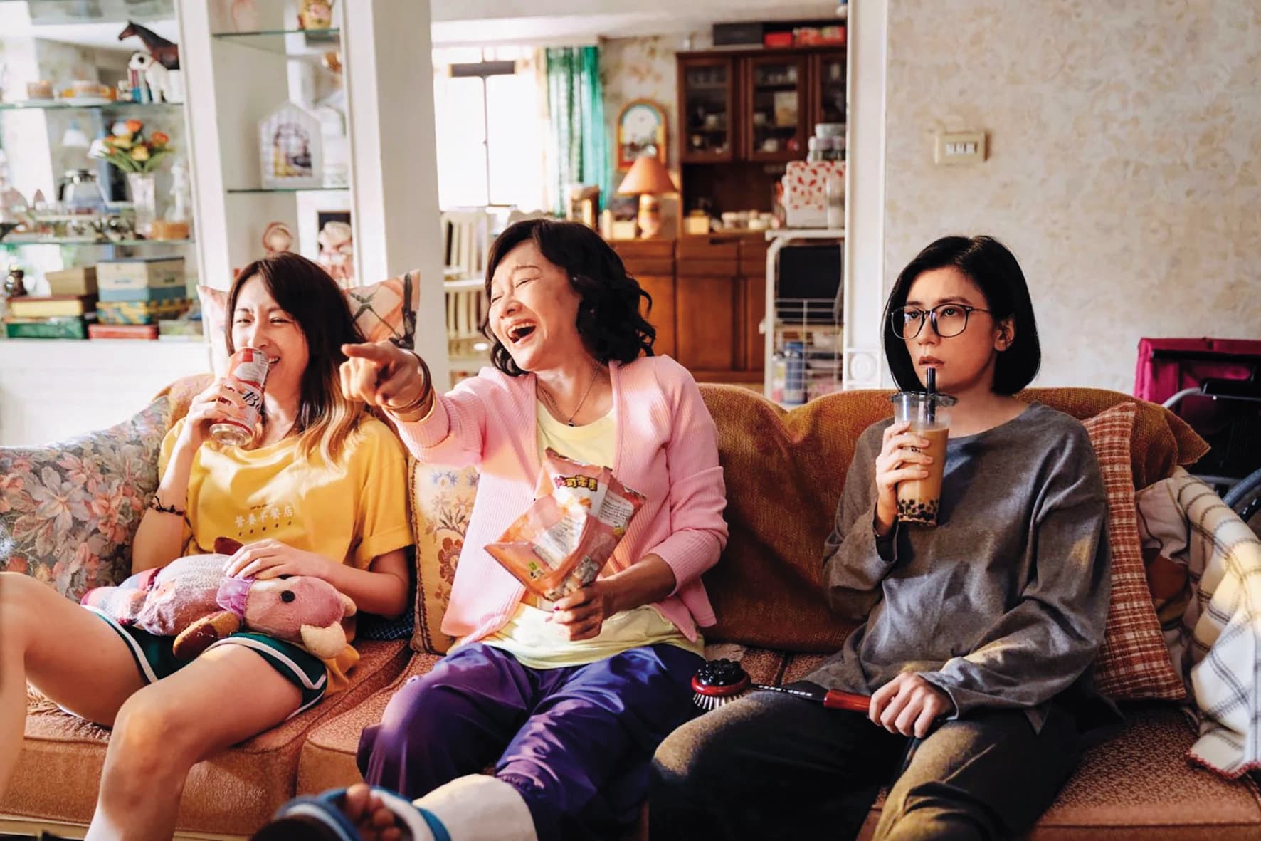 比莉(中)近年已半退休,2022年難得出演戲劇女主角,和賈靜雯(右)、柯佳嬿(左)演出《媽,別鬧了!》。