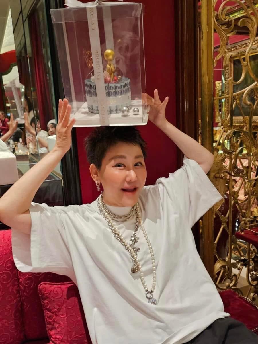 藍心湄手上的千元大鈔蛋糕相當特別。（翻攝臉書）