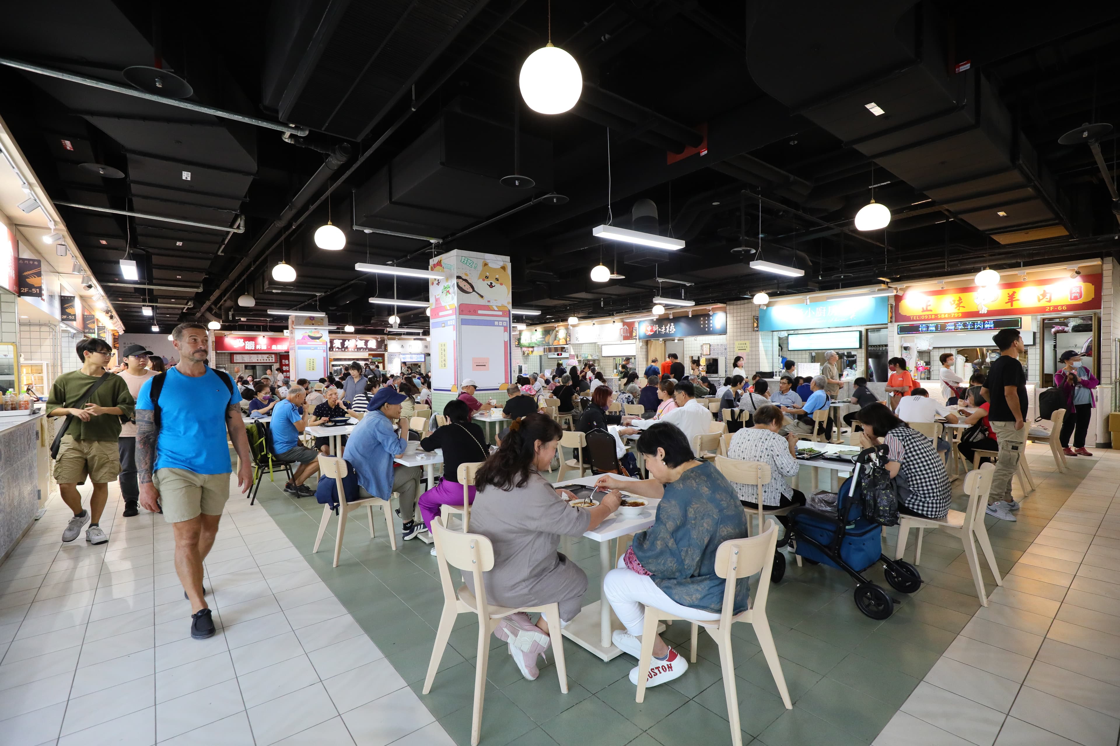 南門市場共3層樓,合計254個攤位,二樓設有美食廣場。