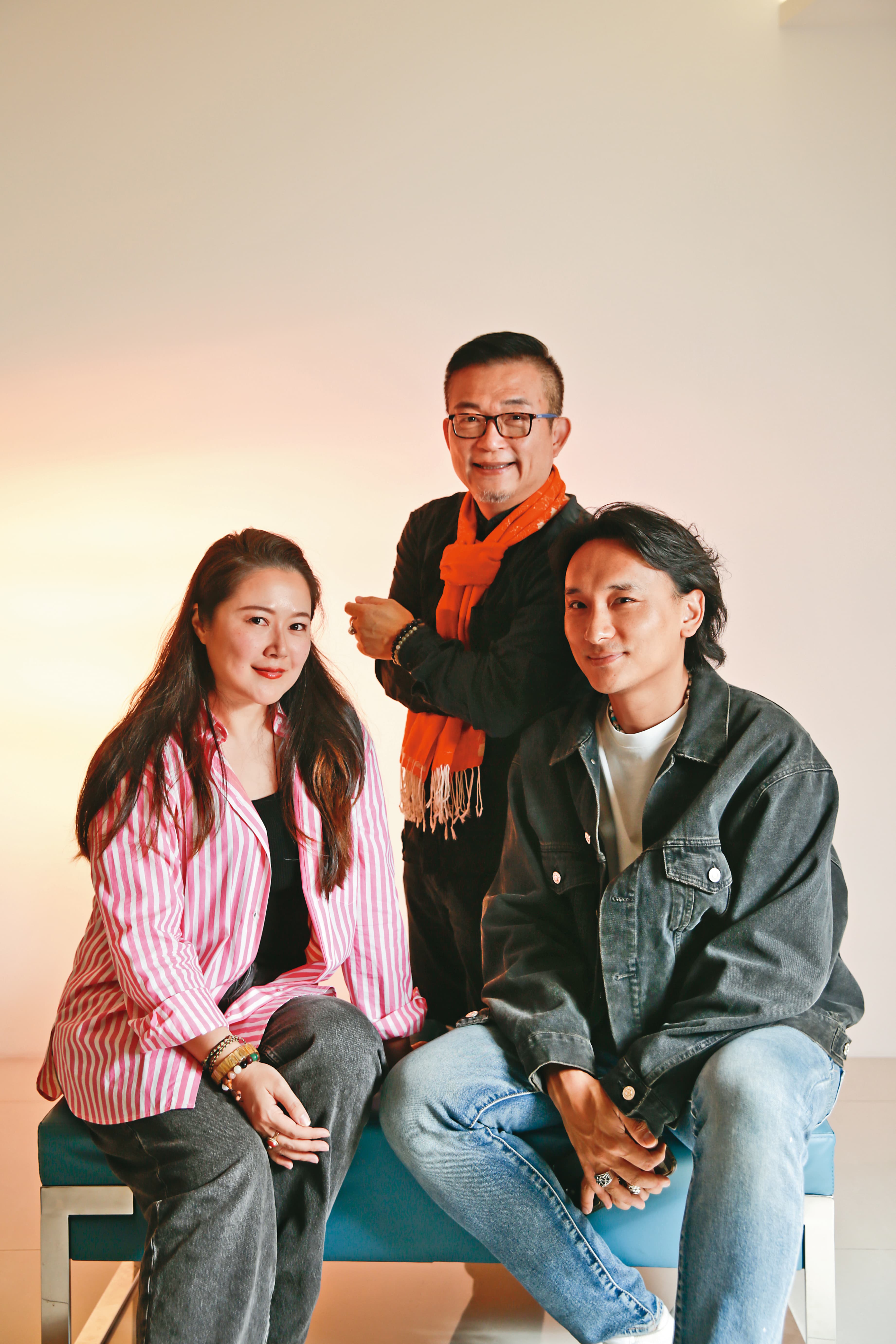 巴沃邱寧多傑(右)與製片妻子賴梵耘(左)婉拒投資方籌措過多經費,海鵬影業總經理姚經玉(中)也認同他們的做法。