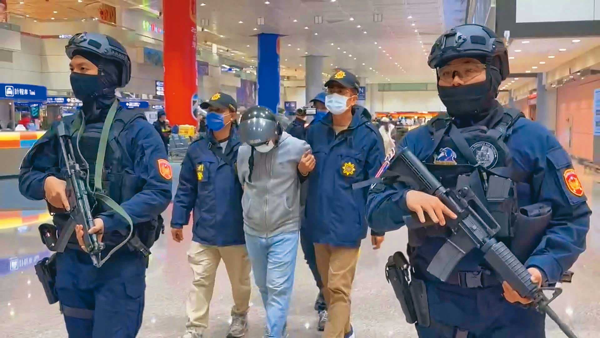 主嫌姜男(中)落網後聲稱係因不滿父親遭毆打,才夥同幫眾共謀殺害劉憲治,但檢警對其說法存疑。(鏡新聞提供)