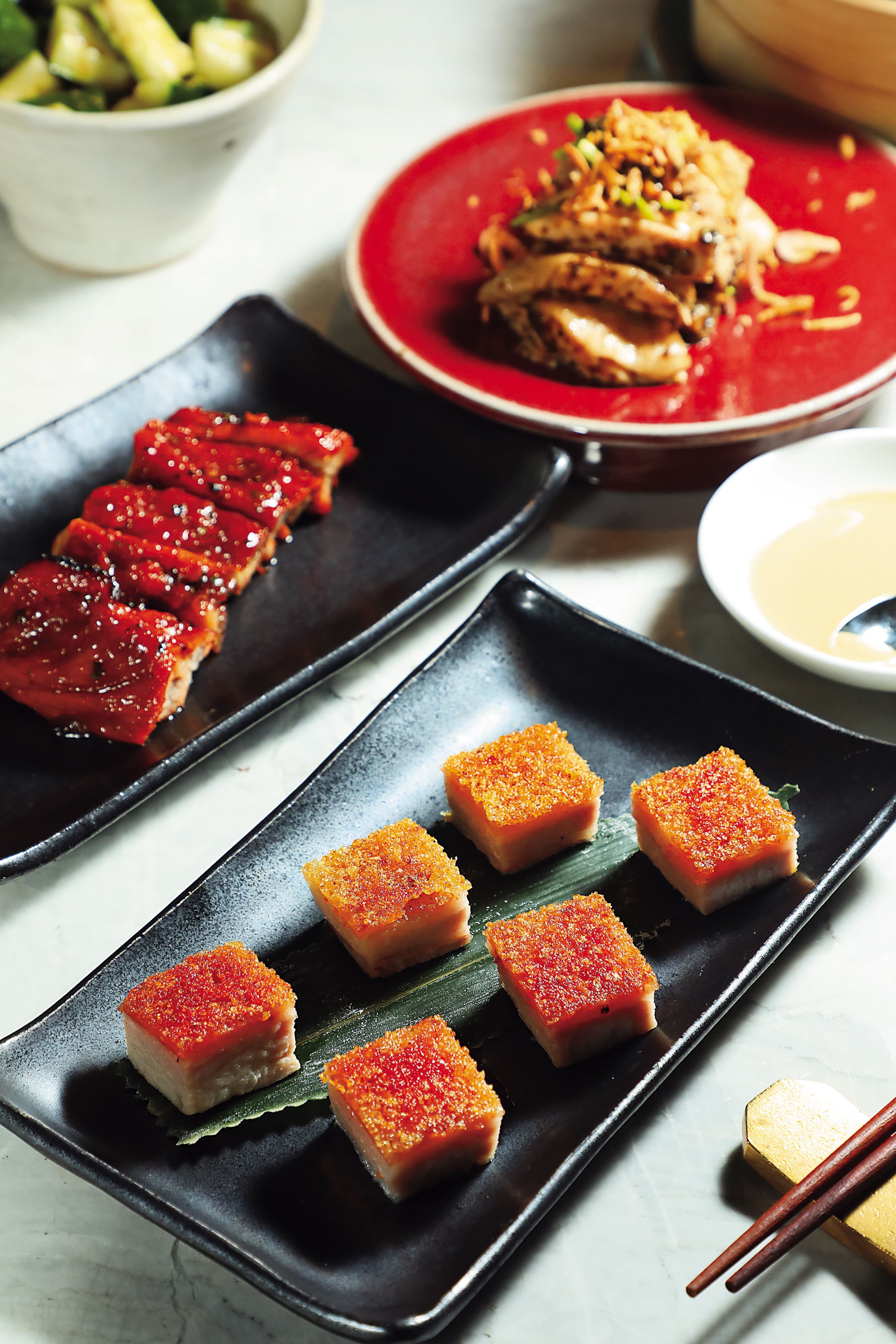 主廚的燒烤功夫了得,「脆皮燒腩仔」(前)和「伊比利豬叉燒」(中)都做得十分出色,「黑松露涼拌雞」(後)讓人口齒留香。