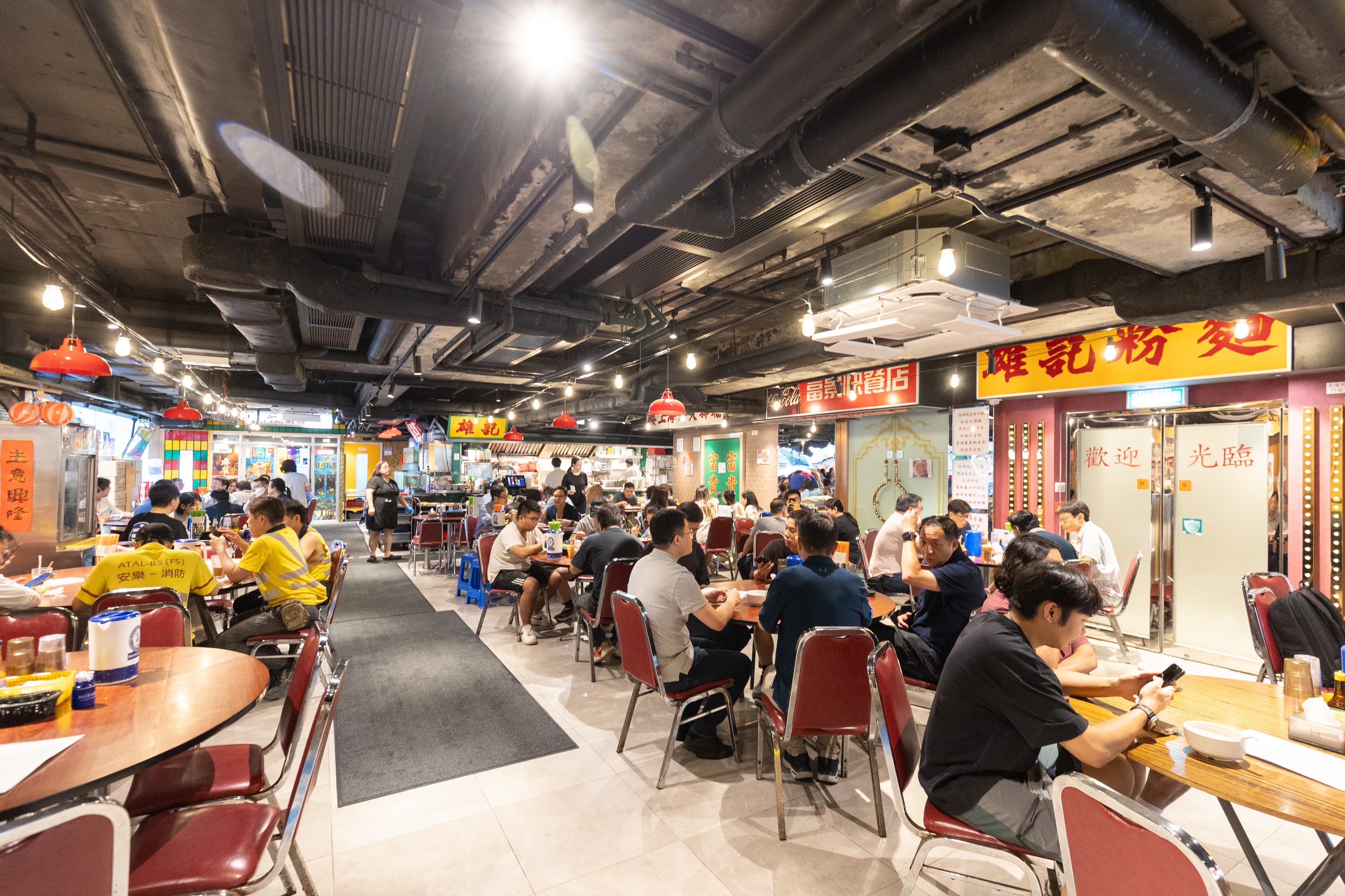 店內裝潢以香港1980年代懷舊風格為主題,供應的午間套餐超受歡迎,許多灣仔上班族午休時間一到就來報到。
