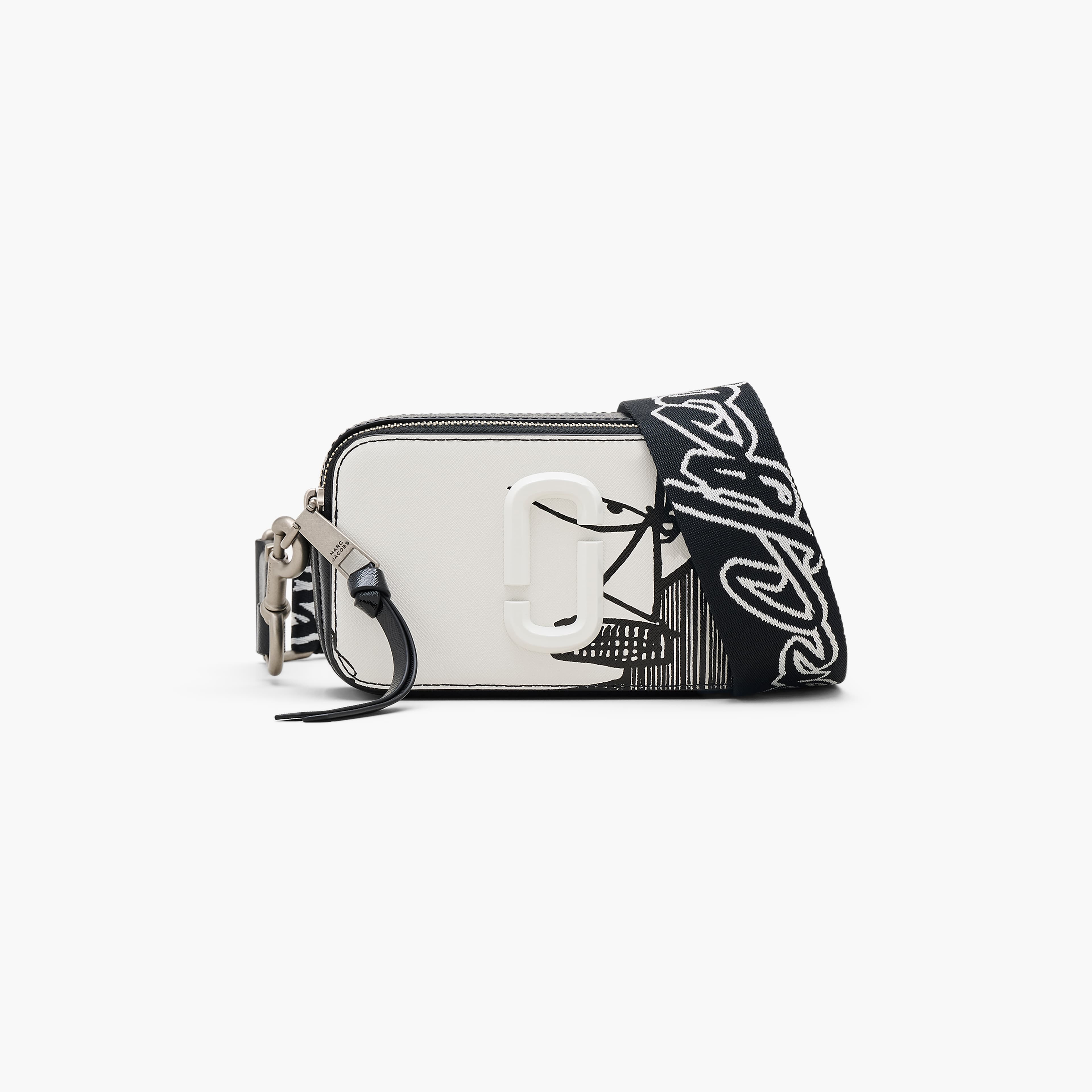 MARC JACOBS X FUTURA聯名系列THE SNAPSHOT肩背包。NT$14,300(美之心提供)