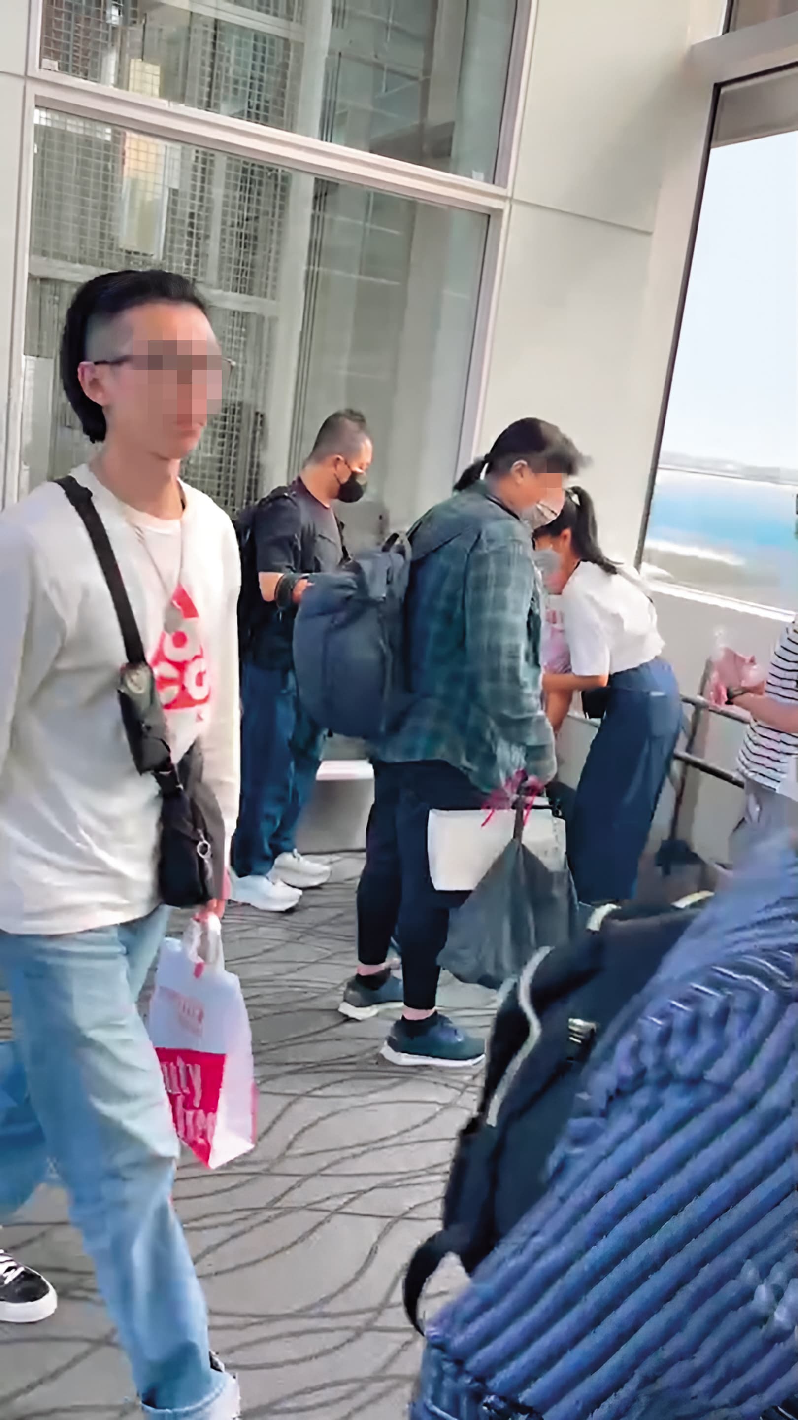 10/10，找了一個角落，九把刀及友人七手八腳架起嬰兒車，讓拜蹦乘坐。（讀者提供）