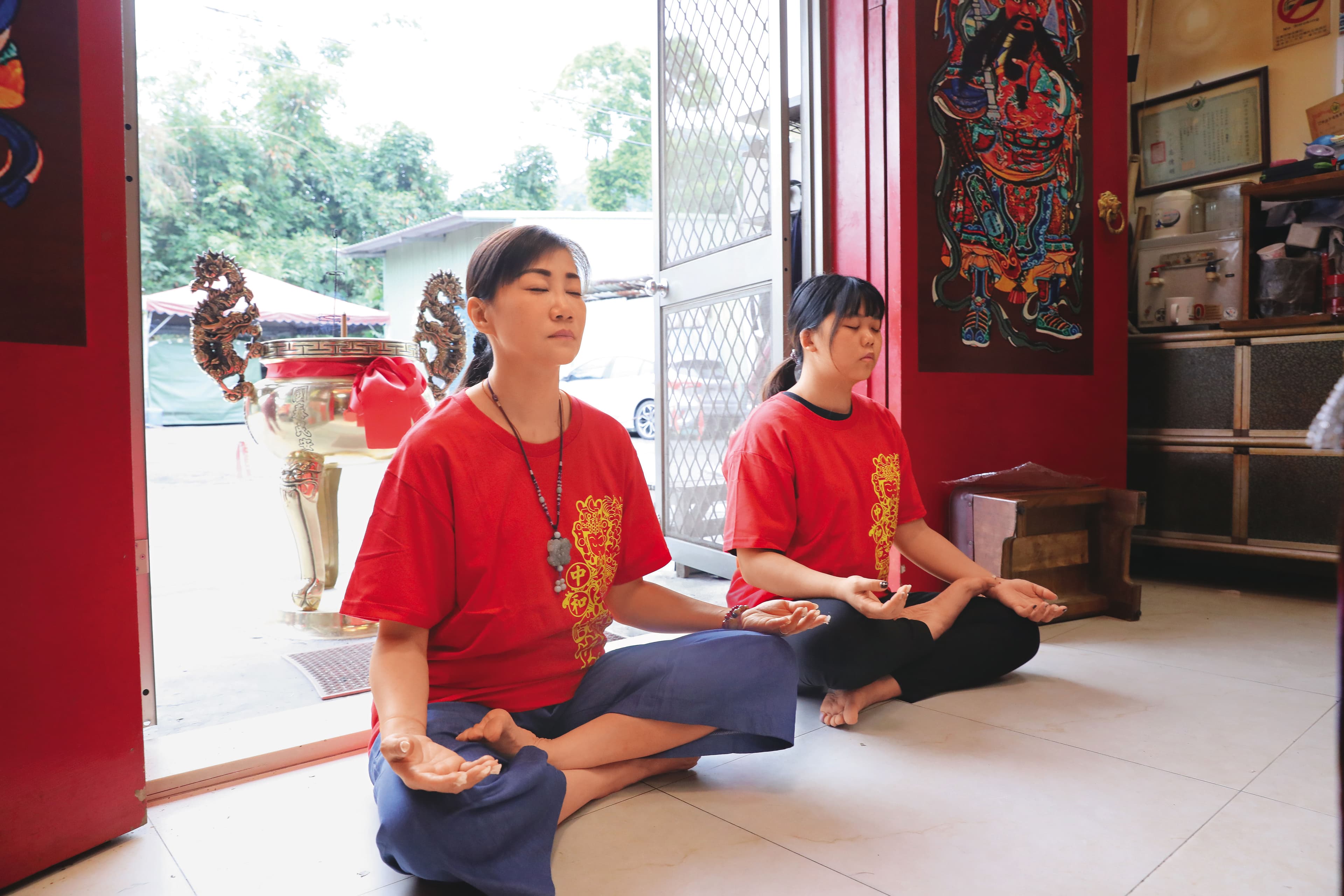從事美容業的小柔(左)大半輩子都在替家人背債,曾經想過人生到此為止,開始「修行」後慢慢轉念。