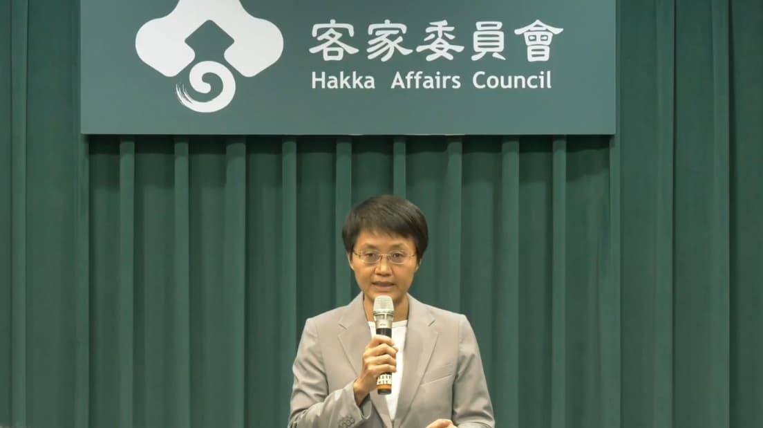 古秀妃呼籲鄉親們拿出客家人的精神,「越是打壓、壓制,我們越要開花」。(翻攝自客委會直播)