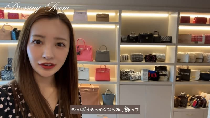 板野友美家中衣櫃擺滿名牌包,生活機能極盡奢華。(翻攝自YouTube)