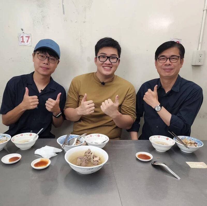 Joeman(中)也曾與高雄市長陳其邁拍過片。(翻攝臉書)