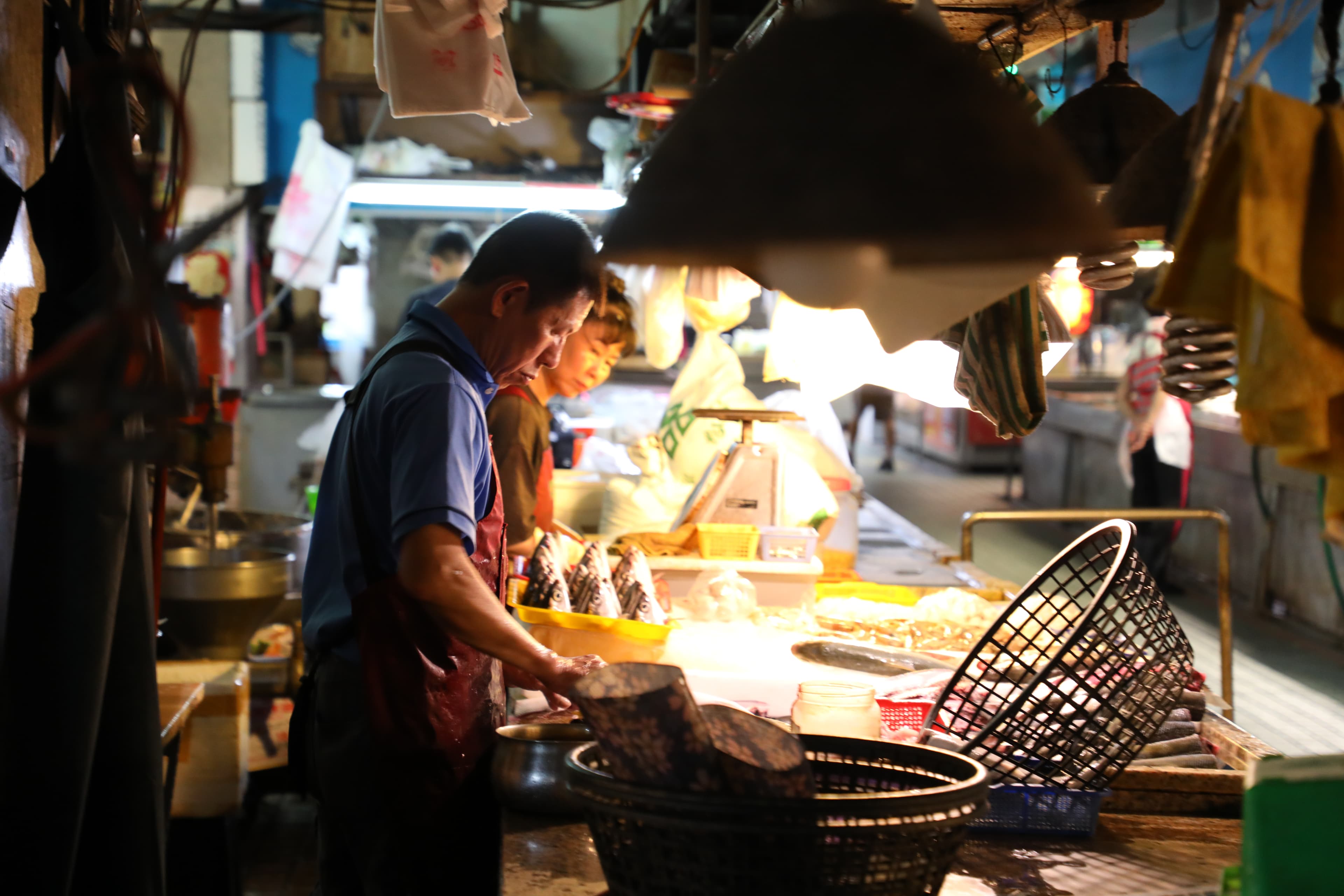 昏黃燈光下的鮮魚攤,是海港城市的一景。