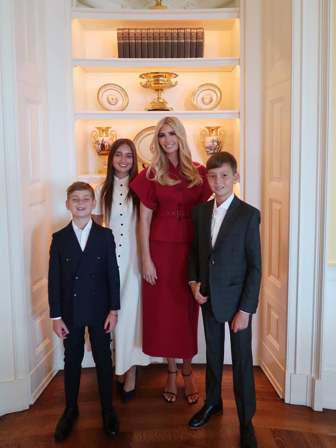 伊凡卡與3名子女到白宮,她穿Dior紅色套裝,相當醒目。(翻攝ivankatrump IG)
