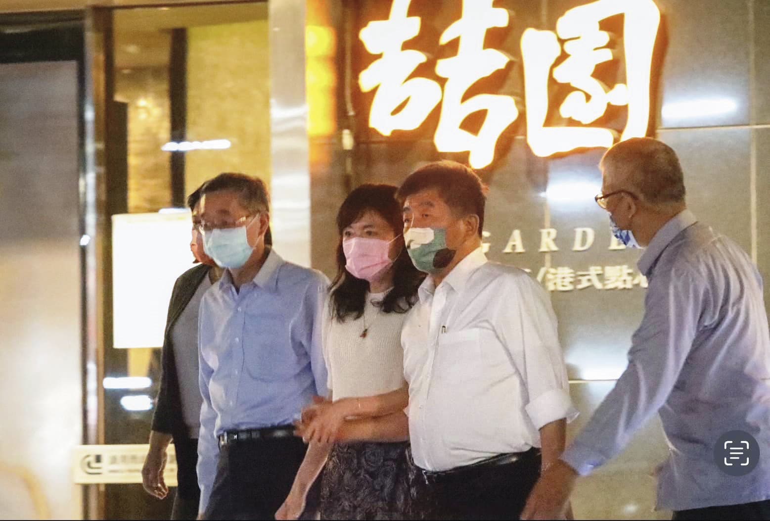 黃國昌狗仔隊跟拍陳時中餐敘,成為金主陳榮泉與黃國昌鬧翻關鍵。(翻攝徐巧芯臉書)