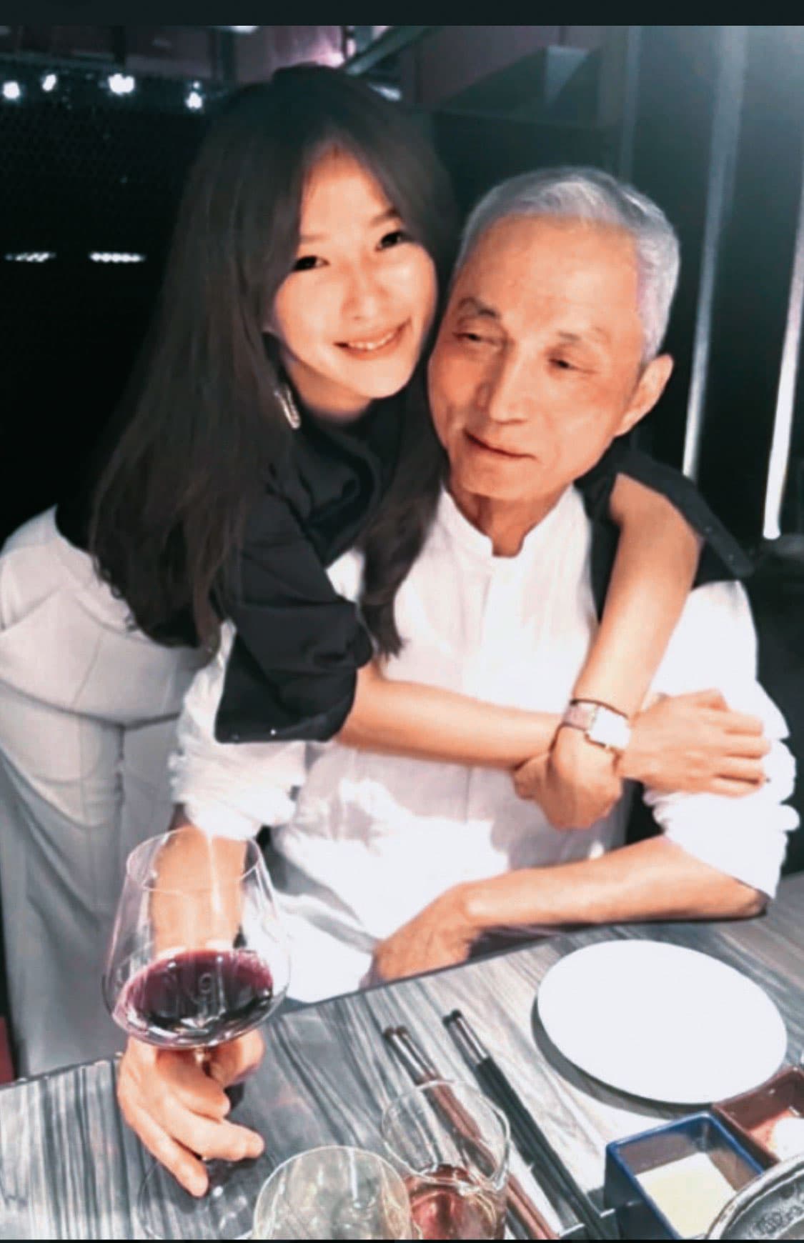 朱國榮(右)與31歲女友(左)扮成父女逃亡,已在海外會合。(翻攝168周報)