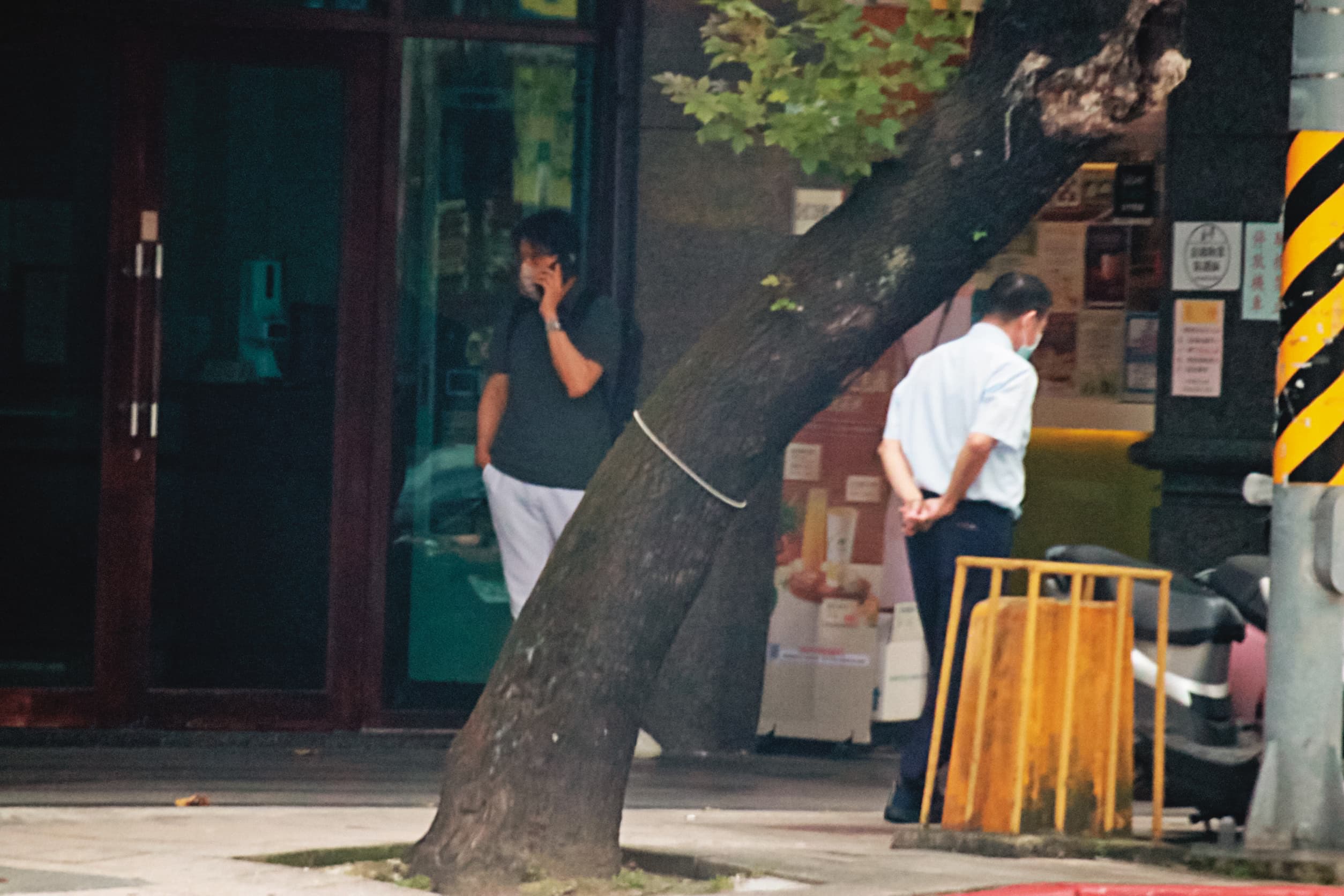 本刊直擊,洪騰勝次子洪仁偉(左)於12日母親節當天,偕同律師現身優美飯店想接走老父親,卻無功而返。