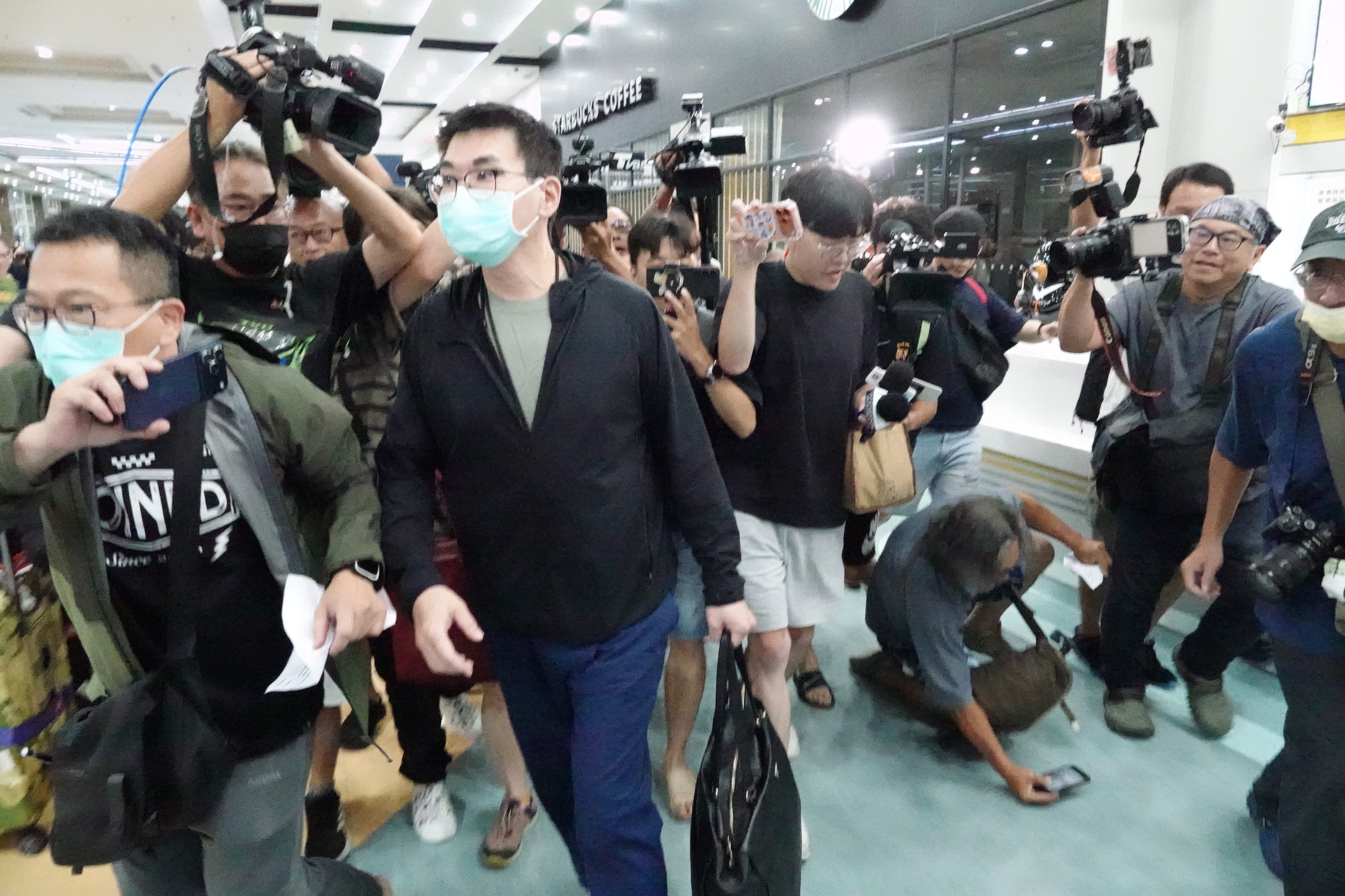 趙建銘晚間現身小港機場,面對記者提問一概保持沈默。