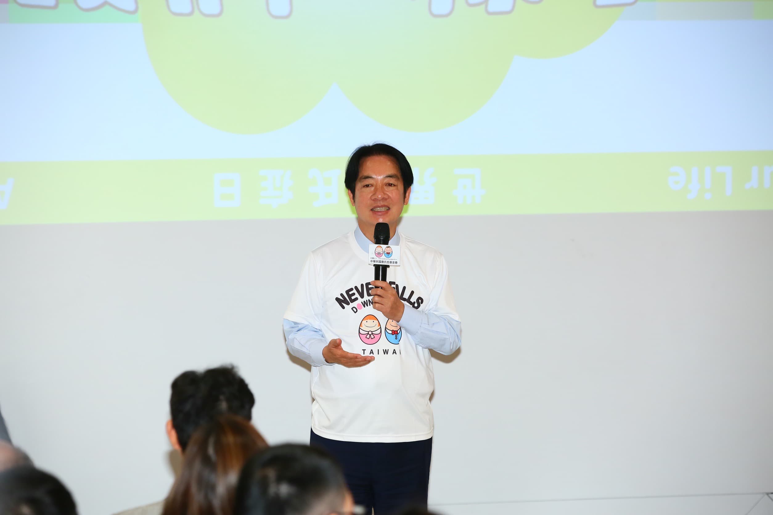 賴清德與嚴陳莉蓮今天出席「讓世界看見我們的樣子」公益特展,用行動為唐氏症患者與身心障礙家庭加油打氣。