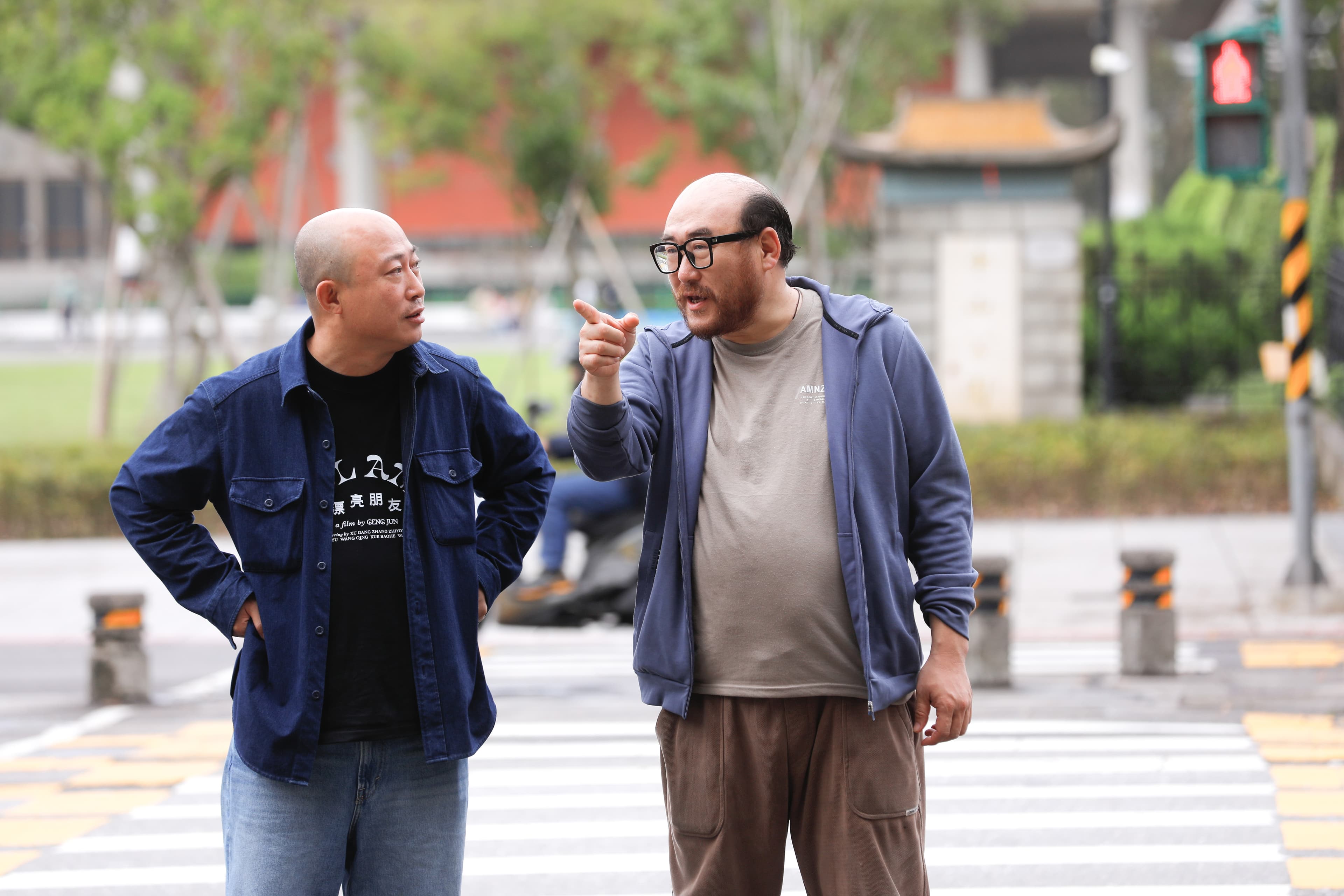 導演耿軍（左）與長期合作的演員薛寶鶴（右），私底下都會以「漂亮」稱讚對方，因此電影取名《漂亮朋友》。