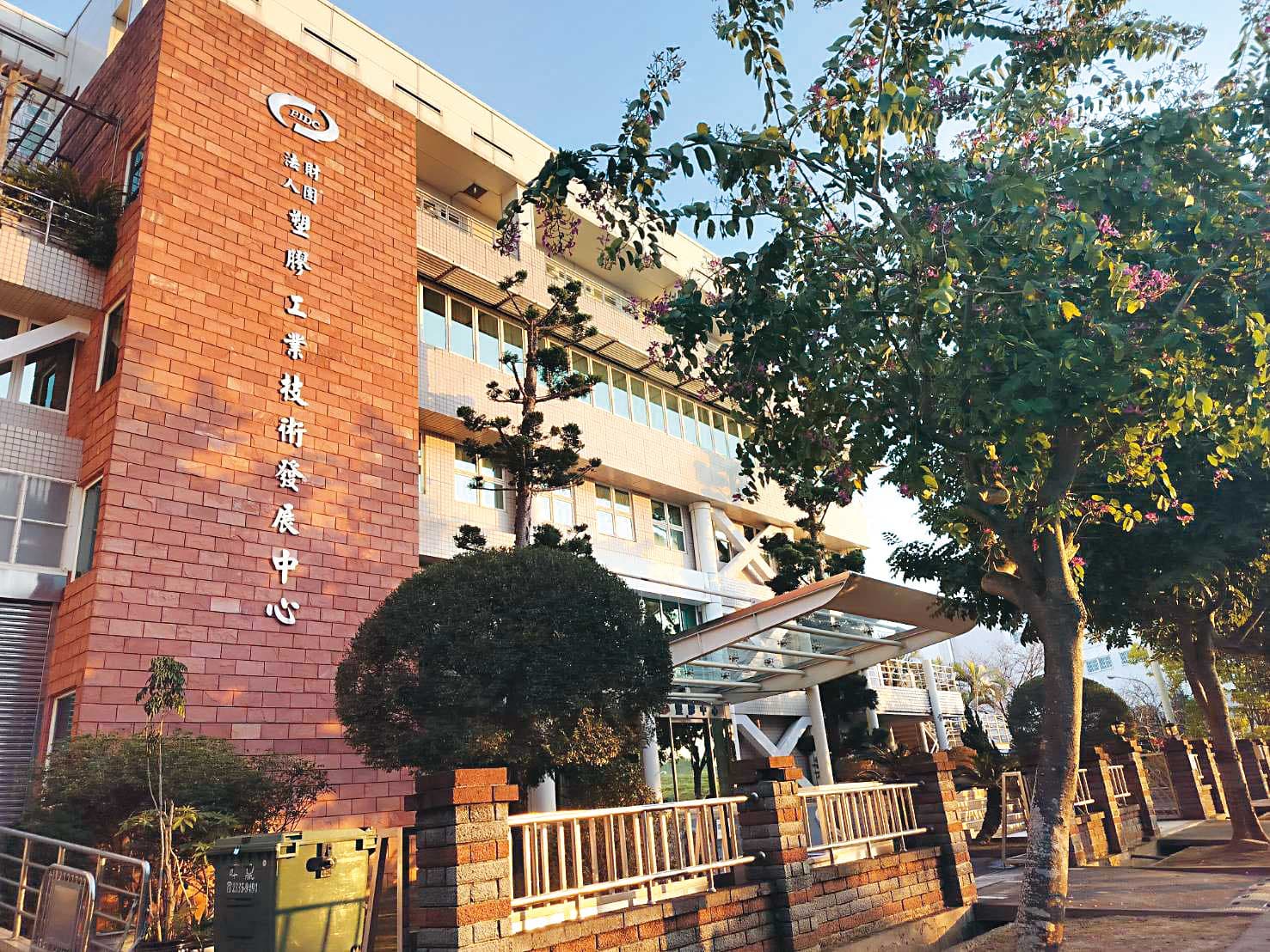 塑膠工業技術發展中心做的庫板耐燃測試,等同於國家認證。(林慶祥攝)