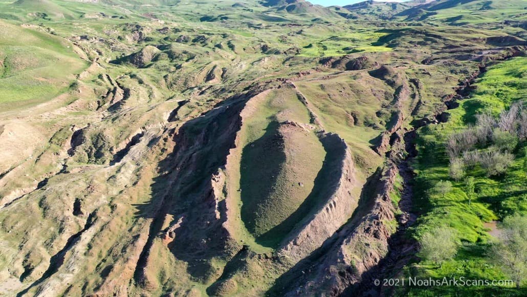 科學家表示,一個大型船形地質構造可能是挪亞方舟的遺跡,因為最新證據顯示,該地區在約5,000年前曾經發生洪水。(翻攝https://noahsarkscans.com)