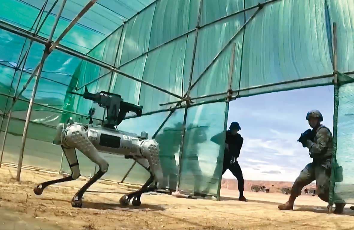 中國近年積極開發武裝機器狗,而人臉辨識的資料可讓其更能精準打擊。(翻攝CCTV)