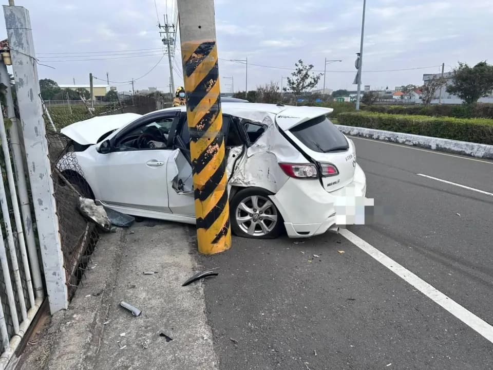 該車禍事故過程中,黑色休旅車被馬自達衝撞後,又差點再撞上前方賓士。(翻攝畫面)