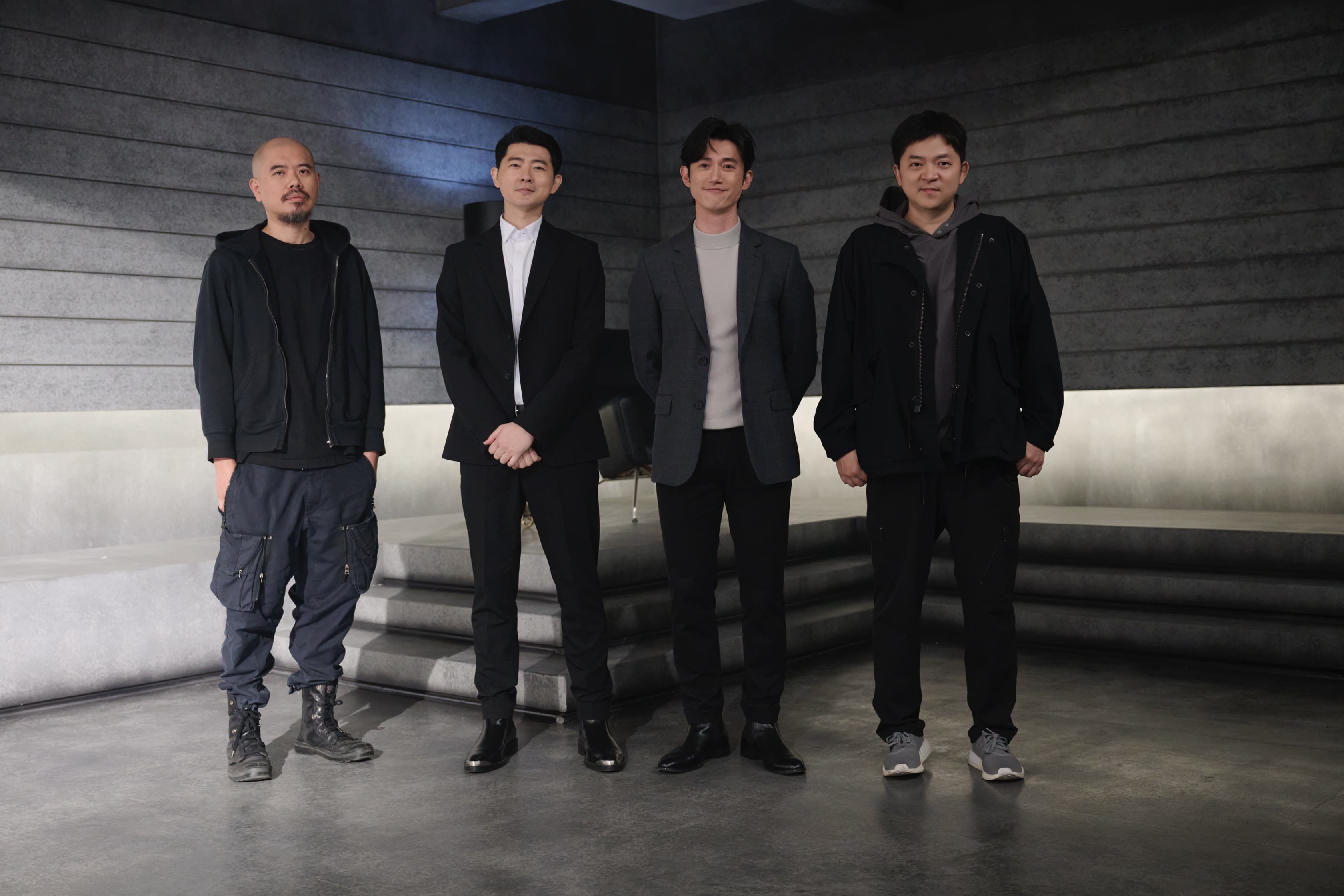 吳慷仁與導演陳奕仁(左)、安竹間(右)、營養師阿江(左二)一起合作拍廣告。(營養師輕食提供)