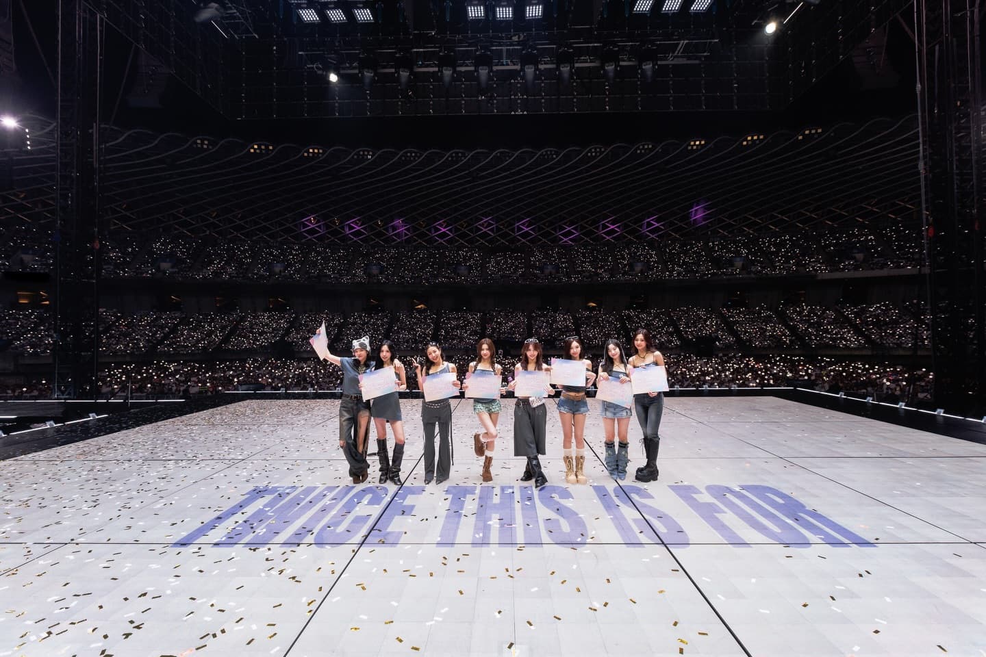 TWICE台灣成員子瑜(右一)特地寫信並念給大家聽,粉絲感動萬分。(翻攝TWICE IG)