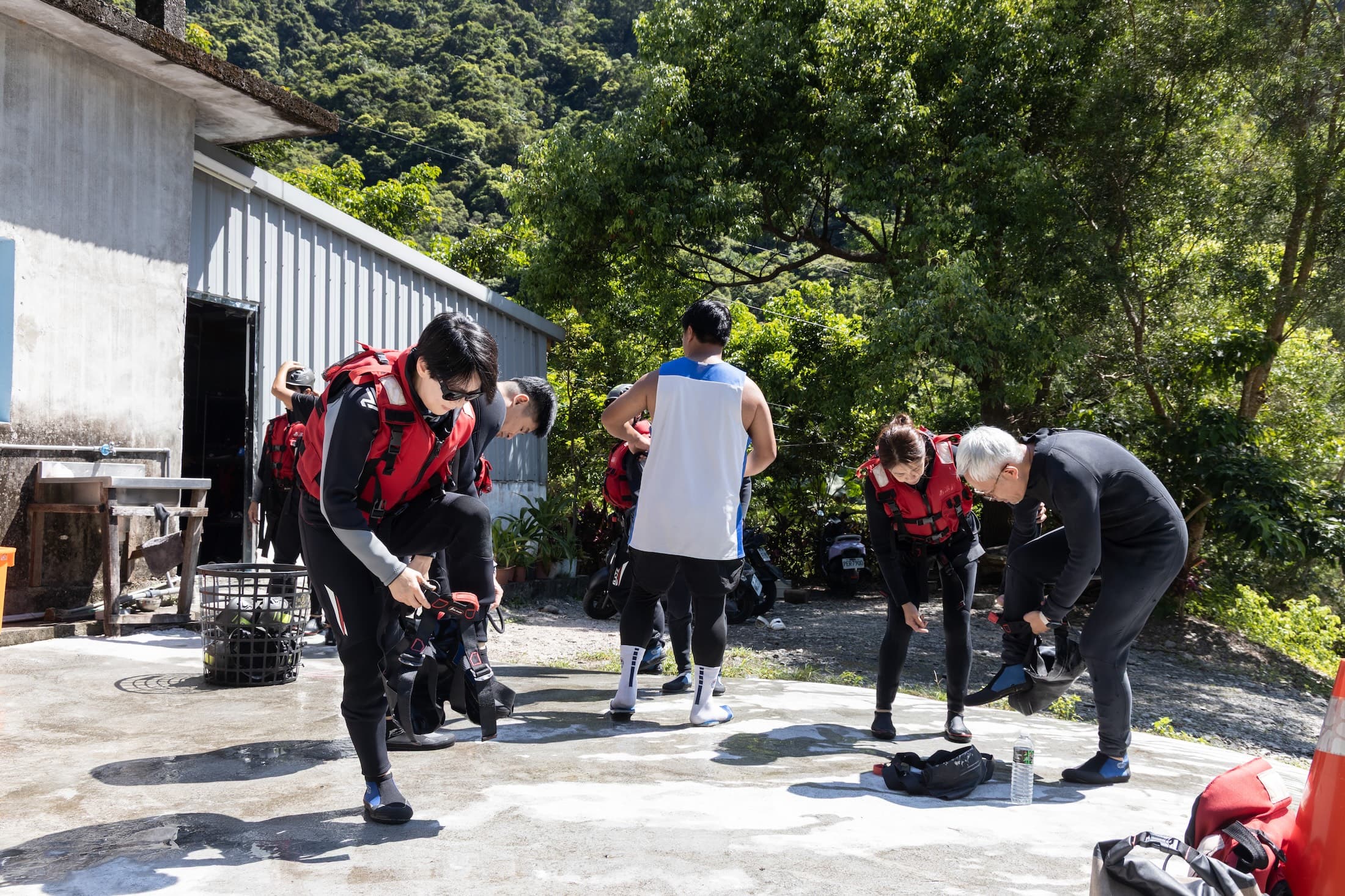溯溪前,會先換上南澳蔚藍提供的防寒衣、頭盔、救生衣與溯溪鞋。